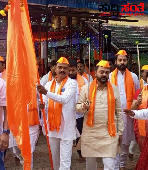 ನವರಾತ್ರಿ ಅಂಗವಾಗಿ ಧಾರವಾಡದ ದುರ್ಗಾ ದೌಡ ಆಚರಣಾ ಸಮಿತಿ ಧಾರವಾಡ ಹಮ್ಮಿಕೊಂಡಿದ್ದ ದುರ್ಗಾ ದೌಡ ಶೋಭಾ ಯಾತ್ರೆಯಲ್ಲಿ ಪಾಲ್ಗೊಂಡು ತಾಯಿ ದುರ್ಗಾ ಪರಮೇಶ್ವರಿಯ ಆಶೀರ್ವಾದ ಪಡೆದ ಬಿಜೆಪಿ ನಾಯಕರು ನವರಾತ್ರಿ ಅಂಗವಾಗಿ ಧಾರವಾಡದ ದುರ್ಗಾ ದೌಡ ಆಚರಣಾ ಸಮಿತಿ ಧಾರವಾಡ ಹಮ್ಮಿಕೊಂಡಿದ್ದ ದುರ್ಗಾ ದೌಡ ಶೋಭಾ ಯಾತ್ರೆಯಲ್ಲಿ ಪಾಲ್ಗೊಂಡು ತಾಯಿ ದುರ್ಗಾ ಪರಮೇಶ್ವರಿಯ ಆಶೀರ್ವಾದ ಪಡೆದ ಬಿಜೆಪಿ ನಾಯಕರು