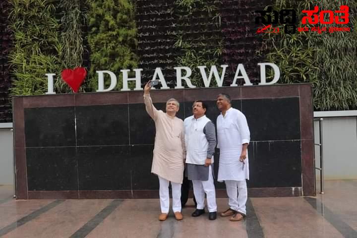 ಗುರು ಪ್ರಹ್ಲಾದ್ ಜೋಶಿ ಅವರೊಂದಿಗೆ ಸೆಲ್ಪಿ ತಗೆದುಕೊಂಡ ಕೇಂದ್ರ ರೈಲ್ವೆ ಸಚಿವ ಅಶ್ವಿನಿ ವೈಷ್ಟವ್ – ಧಾರವಾಡ ರೈಲ್ವೆ ನಿಲ್ದಾಣದಲ್ಲಿ ಕೇಂದ್ರ ಸಚಿವರಿಬ್ಬರ ಸೆಲ್ಪಿಗೆ ಸಾಕ್ಷಿಯಾದರು ಶಾಸಕ ಅರವಿಂದ ಬೆಲ್ಲದ ಗುರು ಪ್ರಹ್ಲಾದ್ ಜೋಶಿ ಅವರೊಂದಿಗೆ ಸೆಲ್ಪಿ ತಗೆದುಕೊಂಡ ಕೇಂದ್ರ ರೈಲ್ವೆ ಸಚಿವ ಅಶ್ವಿನಿ ವೈಷ್ಟವ್ – ಧಾರವಾಡ ರೈಲ್ವೆ ನಿಲ್ದಾಣದಲ್ಲಿ ಕೇಂದ್ರ ಸಚಿವರಿಬ್ಬರ ಸೆಲ್ಪಿಗೆ ಸಾಕ್ಷಿಯಾದರು ಶಾಸಕ ಅರವಿಂದ ಬೆಲ್ಲದ