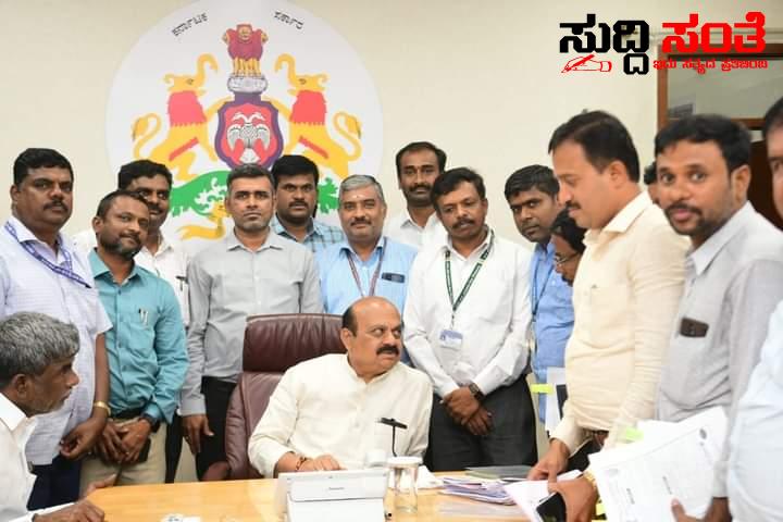 7ನೇ ವೇತನ ಸಮಿತಿ ರಚನೆಗಾಗಿ ಮುಖ್ಯಮಂತ್ರಿ ಭೇಟಿಯಾದ ಷಡಾಕ್ಷರಿ ಅವರು – ತುರ್ತಾಗಿ ಮುಖ್ಯಮಂತ್ರಿ ಭೇಟಿಯಾಗಿ ಚರ್ಚೆ ಮಾಡಿದ್ದೇನು ಗೊತ್ತಾ….. 7ನೇ ವೇತನ ಸಮಿತಿ ರಚನೆಗಾಗಿ ಮುಖ್ಯಮಂತ್ರಿ ಭೇಟಿಯಾದ ಷಡಾಕ್ಷರಿ ಅವರು – ತುರ್ತಾಗಿ ಮುಖ್ಯಮಂತ್ರಿ ಭೇಟಿಯಾಗಿ ಚರ್ಚೆ ಮಾಡಿದ್ದೇನು ಗೊತ್ತಾ…..