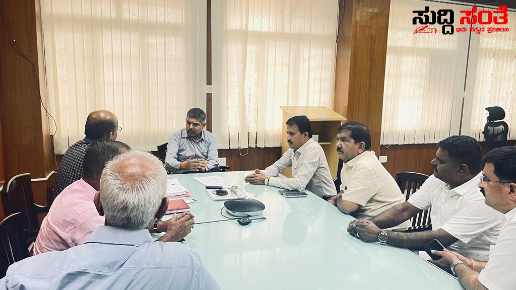 ರಾಜ್ಯದ ಸರ್ಕಾರಿ ನೌಕರರ ಮತ್ತೊಂದು ಪ್ರಮುಖ ಬೇಡಿಕೆ ಕುರಿತು ಸಭೆ ನಡೆಸಿದ ಷಡಾಕ್ಷರಿ ಅವರು ಇಲಾಖೆಯ ಅಧಿಕಾರಿಗಳೊಂದಿಗೆ ಸಭೆ ತಂತ್ರಾಂಶದ ಚರ್ಚೆ ರಾಜ್ಯದ ಸರ್ಕಾರಿ ನೌಕರರ ಮತ್ತೊಂದು ಪ್ರಮುಖ ಬೇಡಿಕೆ ಕುರಿತು ಸಭೆ ನಡೆಸಿದ ಷಡಾಕ್ಷರಿ ಅವರು ಇಲಾಖೆಯ ಅಧಿಕಾರಿಗಳೊಂದಿಗೆ ಸಭೆ ತಂತ್ರಾಂಶದ ಚರ್ಚೆ