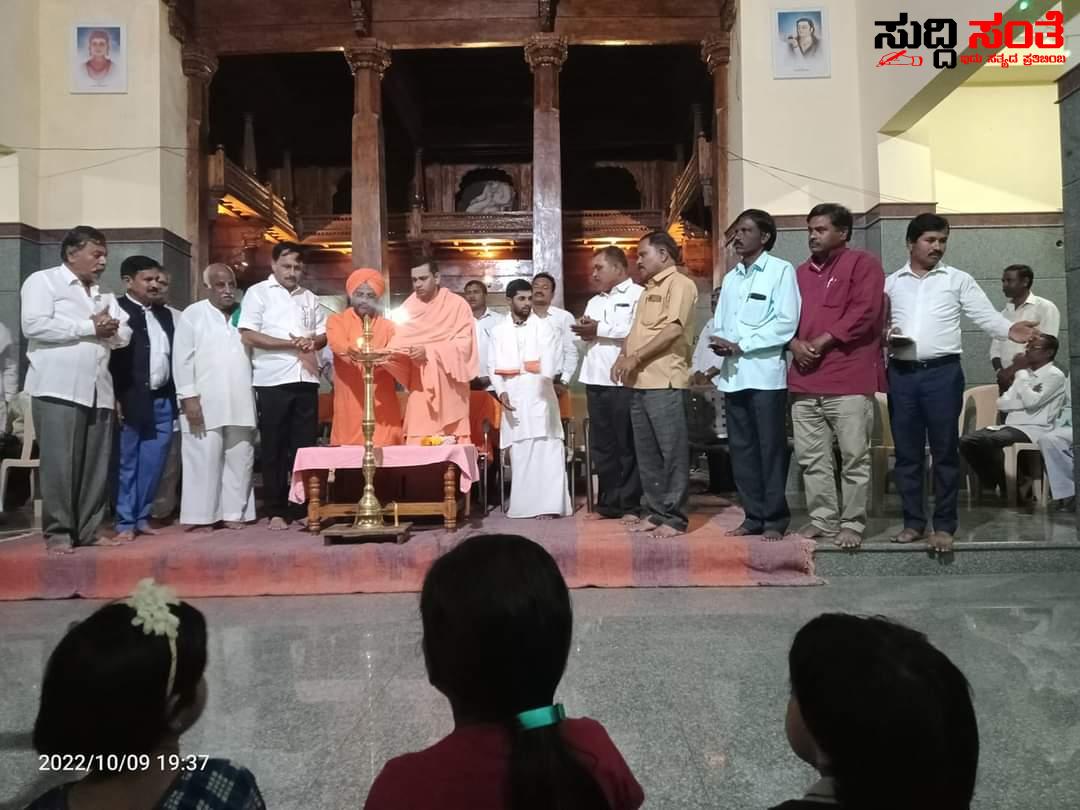 ಉಪ್ಪಿನ ಬೆಟಗೇರಿ ಯಲ್ಲಿ ಅರ್ಥಪೂರ್ಣವಾಗಿ ನಡೆದ ಶಿಕ್ಷಕರಿಗೆ ಸನ್ಮಾನ ಕಾರ್ಯಕ್ರಮ ಕಾರ್ಯಕ್ರಮ ಕುರಿತು ಶಿಕ್ಷಕ ಎಲ್ ಐ ಲಕ್ಕಮ್ಮನವರ ಅವರಿಂದ ವರದಿ ಉಪ್ಪಿನ ಬೆಟಗೇರಿ ಯಲ್ಲಿ ಅರ್ಥಪೂರ್ಣವಾಗಿ ನಡೆದ ಶಿಕ್ಷಕರಿಗೆ ಸನ್ಮಾನ ಕಾರ್ಯಕ್ರಮ ಕಾರ್ಯಕ್ರಮ ಕುರಿತು ಶಿಕ್ಷಕ ಎಲ್ ಐ ಲಕ್ಕಮ್ಮನವರ ಅವರಿಂದ ವರದಿ