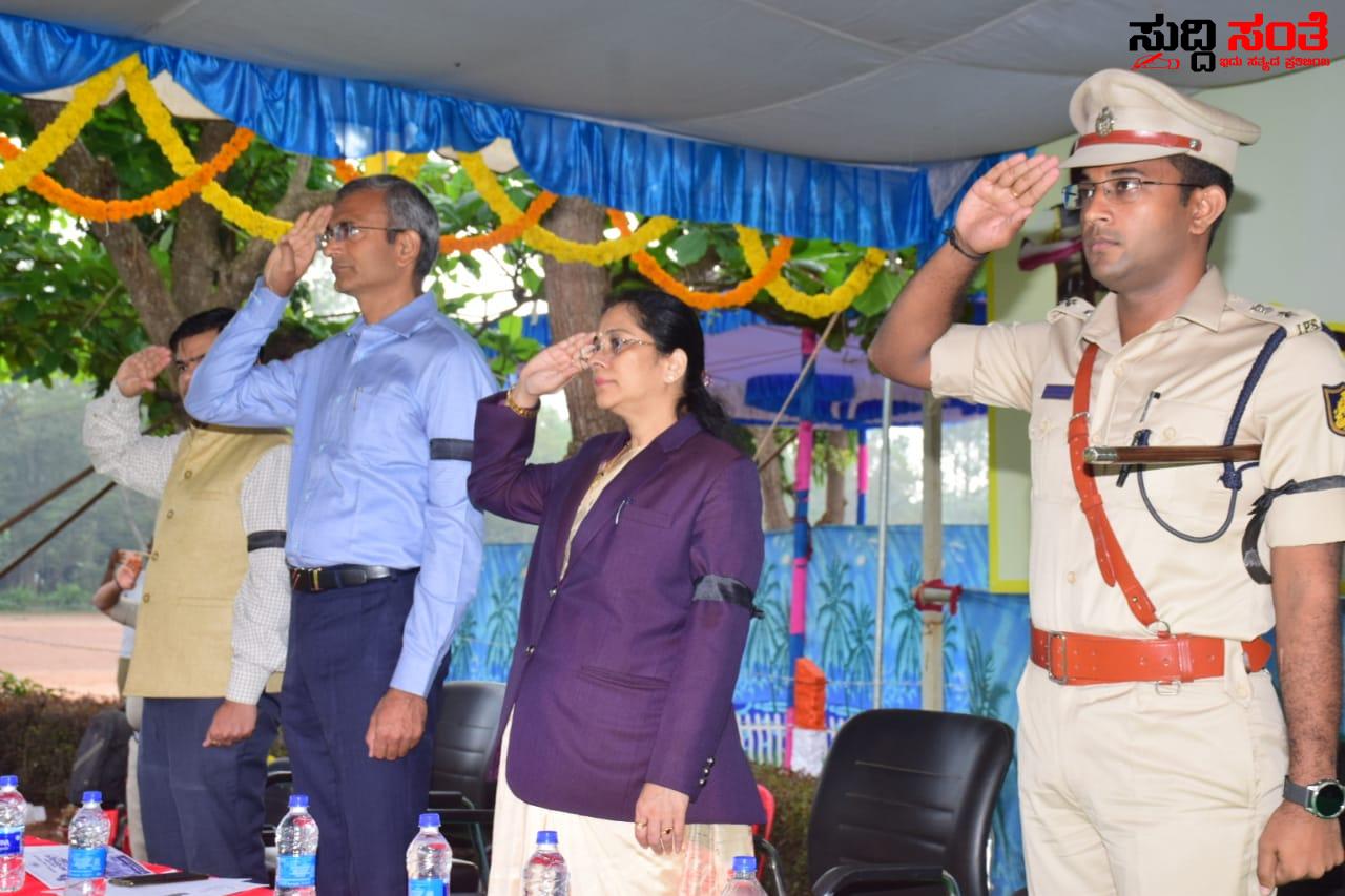 ಧಾರವಾಡದಲ್ಲೂ ಪೊಲೀಸ್ ಹುತಾತ್ಮ ದಿನಾಚರಣೆ – ಹುತಾತ್ಮರಾದ ಪೊಲೀಸ್ ಸಿಬ್ದಂದಿಗಳಿಗೆ ಇಲಾಖೆಯಿಂದ ಕುಟುಂಬಸ್ಥರಿಂದ ಗೌರವ ವಂದನೆ ಸಲ್ಲಿಕೆ ಧಾರವಾಡದಲ್ಲೂ ಪೊಲೀಸ್ ಹುತಾತ್ಮ ದಿನಾಚರಣೆ – ಹುತಾತ್ಮರಾದ ಪೊಲೀಸ್ ಸಿಬ್ದಂದಿಗಳಿಗೆ ಇಲಾಖೆಯಿಂದ ಕುಟುಂಬಸ್ಥರಿಂದ ಗೌರವ ವಂದನೆ ಸಲ್ಲಿಕೆ