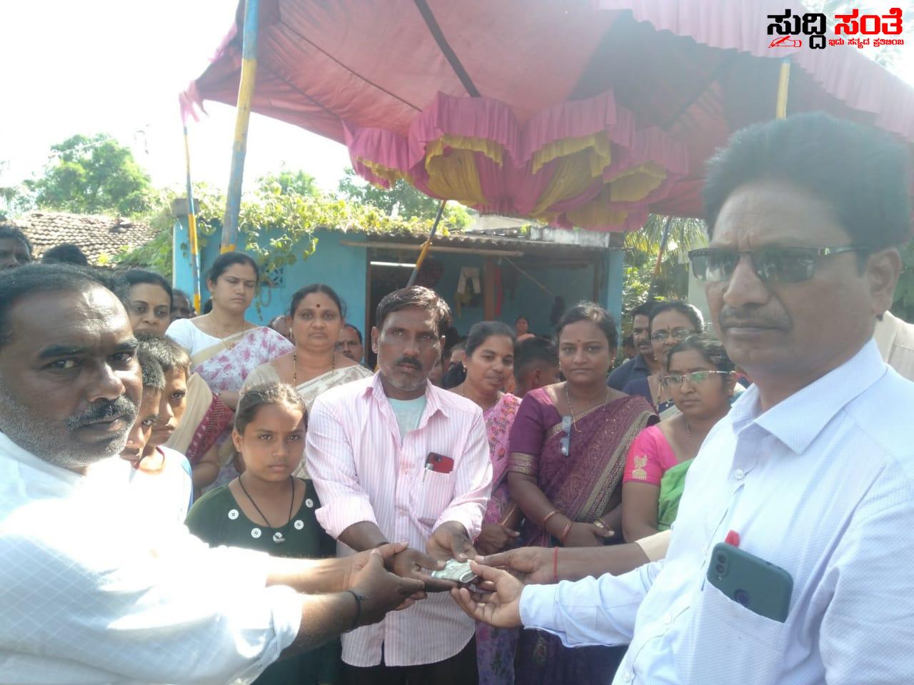 ಮಾನವೀಯತೆ ಮೆರೆದ ಹೃದಯವಂತ ಶಿಕ್ಷಕರು ಹೆಬ್ಬಳ್ಳಿಯ ಶಿಕ್ಷಕರ ಕಾರ್ಯಕ ಕುರಿತು ಶಿಕ್ಷಕ ಎಲ್ ಐ ಲಕ್ಕಮ್ಮನವರ ಅವರಿಂದ ಒಂದು ವಿಶೇಷ ಲೇಖನ ಮಾನವೀಯತೆ ಮೆರೆದ ಹೃದಯವಂತ ಶಿಕ್ಷಕರು ಹೆಬ್ಬಳ್ಳಿಯ ಶಿಕ್ಷಕರ ಕಾರ್ಯಕ ಕುರಿತು ಶಿಕ್ಷಕ ಎಲ್ ಐ ಲಕ್ಕಮ್ಮನವರ ಅವರಿಂದ ಒಂದು ವಿಶೇಷ ಲೇಖನ