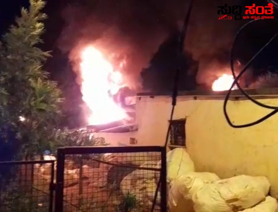 ಹುಬ್ಬಳ್ಳಿಯಲ್ಲಿ ಬೆಂಕಿ ದುರಂತ ಹಬ್ಬದ ಸಂಭ್ರಮದಲ್ಲಿದ್ದ ನಿವಾಸಿಗಳಿಗೆ ಶಾಕ್ ನೀಡಿದ ಅಗ್ನಿ ಹುಬ್ಬಳ್ಳಿಯಲ್ಲಿ ಬೆಂಕಿ ದುರಂತ ಹಬ್ಬದ ಸಂಭ್ರಮದಲ್ಲಿದ್ದ ನಿವಾಸಿಗಳಿಗೆ ಶಾಕ್ ನೀಡಿದ ಅಗ್ನಿ