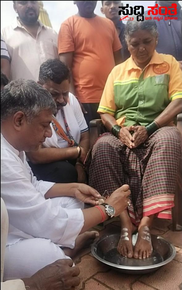 ಹೆಸರಿನಲ್ಲಿ ಮಾತ್ರ ಆದರ್ಶವಾಗದೇ ಕಾರ್ಯದಲ್ಲೂ ಆದರ್ಶರಾಗಿ ಮಾದರಿಯಾದ ಶಾಸಕ ಅರವಿಂದ ಬೆಲ್ಲದ – ನಗರವನ್ನು ಸ್ವಚ್ಚಗೊಳಿಸುವ ಪೌರ ಕಾರ್ಮಿಕರ ಪಾದಪೂಜೆ ಮಾಡಿ ರಾಜಕಾರಣಿಗಳಿಗೆ ಮಾದರಿಯಾದ ಶಾಸಕರು ಹೆಸರಿನಲ್ಲಿ ಮಾತ್ರ ಆದರ್ಶವಾಗದೇ ಕಾರ್ಯದಲ್ಲೂ ಆದರ್ಶರಾಗಿ ಮಾದರಿಯಾದ ಶಾಸಕ ಅರವಿಂದ ಬೆಲ್ಲದ – ನಗರವನ್ನು ಸ್ವಚ್ಚಗೊಳಿಸುವ ಪೌರ ಕಾರ್ಮಿಕರ ಪಾದಪೂಜೆ ಮಾಡಿ ರಾಜಕಾರಣಿಗಳಿಗೆ ಮಾದರಿಯಾದ ಶಾಸಕರು