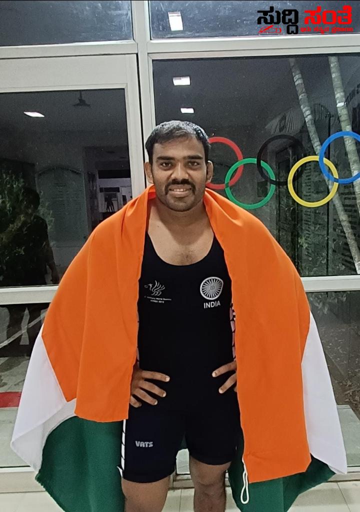 ಗ್ರಿಕೋ ರೋಮನ್ ಕುಸ್ತಿ ಚಾಂಪಿಯನ್ ಶಿಪ್ ನಲ್ಲಿ ಬೆಳ್ಳಿ ಪದಕ ಗೆದ್ದ ಧಾರವಾಡದ ರಫೀಕ್ ಹೋಳಿ – 36ನೇ ರಾಷ್ಟ್ರೀಯ ಕ್ರೀಡಾಕೂಟದಲ್ಲಿ ಮತ್ತೊಂದು ಐತಿಹಾಸಿದ ಸಾಧನೆ ಮಾಡಿದ ಜಿಲ್ಲೆಯ ಪೈಲ್ವಾನ್ ಗ್ರಿಕೋ ರೋಮನ್ ಕುಸ್ತಿ ಚಾಂಪಿಯನ್ ಶಿಪ್ ನಲ್ಲಿ ಬೆಳ್ಳಿ ಪದಕ ಗೆದ್ದ ಧಾರವಾಡದ ರಫೀಕ್ ಹೋಳಿ – 36ನೇ ರಾಷ್ಟ್ರೀಯ ಕ್ರೀಡಾಕೂಟದಲ್ಲಿ ಮತ್ತೊಂದು ಐತಿಹಾಸಿದ ಸಾಧನೆ ಮಾಡಿದ ಜಿಲ್ಲೆಯ ಪೈಲ್ವಾನ್