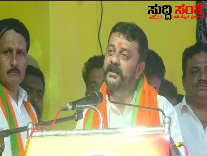 ಎಲ್ಲೋ ಕುಳಿತು ವಿಡಿಯೋ ಮಾಡಿ ಬರತೇನಿ ಬರತೇನಿ ಅನ್ನೊದು ಯಾಕೇ ಬಾರೋ ನಿನ್ನ ದಾರಿ ಕಾಯತಾ ಇದ್ದೇವಿ ಶಾಸಕ ಅಮೃತ ದೇಸಾಯಿ – ಮಾಜಿ ಸಚಿವ ವಿನಯ ಕುಲಕರ್ಣಿಗೆ ನೇರವಾಗಿ ಸವಾಲ್ ಹಾಕಿದ ಧಣಿ ಎಲ್ಲೋ ಕುಳಿತು ವಿಡಿಯೋ ಮಾಡಿ ಬರತೇನಿ ಬರತೇನಿ ಅನ್ನೊದು ಯಾಕೇ ಬಾರೋ ನಿನ್ನ ದಾರಿ ಕಾಯತಾ ಇದ್ದೇವಿ ಶಾಸಕ ಅಮೃತ ದೇಸಾಯಿ – ಮಾಜಿ ಸಚಿವ ವಿನಯ ಕುಲಕರ್ಣಿಗೆ ನೇರವಾಗಿ ಸವಾಲ್ ಹಾಕಿದ ಧಣಿ