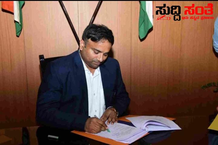 ಮೈಸೂರು ನೂತನ ಜಿಲ್ಲಾಧಿಕಾರಿಯಾಗಿ ಡಾ ಕೆ ವಿ ರಾಜೇಂದ್ರ ಅಧಿಕಾರ ಸ್ವೀಕಾರ – ಚಾಮುಂಡೇಶ್ವರಿ ದೇವಿಯ ದರ್ಶನ ಪಡೆದು ಜಿಲ್ಲೆಯ ಅಧಿಕಾರ ಸ್ವೀಕಾರ ಮೈಸೂರು ನೂತನ ಜಿಲ್ಲಾಧಿಕಾರಿಯಾಗಿ ಡಾ ಕೆ ವಿ ರಾಜೇಂದ್ರ ಅಧಿಕಾರ ಸ್ವೀಕಾರ – ಚಾಮುಂಡೇಶ್ವರಿ ದೇವಿಯ ದರ್ಶನ ಪಡೆದು ಜಿಲ್ಲೆಯ ಅಧಿಕಾರ ಸ್ವೀಕಾರ