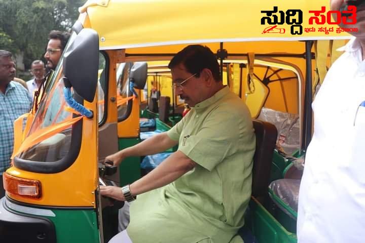 ಹುಬ್ಬಳ್ಳಿಯಲ್ಲಿ ಆಟೋ ಚಾಲನೆ ಮಾಡಿದ ಸಚಿವ ಪ್ರಹ್ಲಾದ್ ಜೋಶಿ ಫಲಾನುಭವಿಗಳಿಗೆ ಆಟೊ ವಿತರಣೆ….. ಹುಬ್ಬಳ್ಳಿಯಲ್ಲಿ ಆಟೋ ಚಾಲನೆ ಮಾಡಿದ ಸಚಿವ ಪ್ರಹ್ಲಾದ್ ಜೋಶಿ ಫಲಾನುಭವಿಗಳಿಗೆ ಆಟೊ ವಿತರಣೆ…..