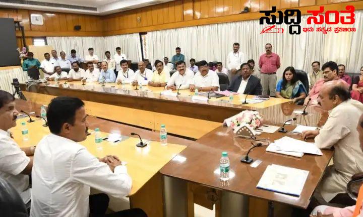 ದೀಪಾವಳಿ ಮುನ್ನವೇ ರಾಜ್ಯದ ಸರ್ಕಾರಿ ನೌಕರರಿಗೆ ಭರ್ಜರಿ ಗುಡ್ ನ್ಯೂಸ್ ನೀಡಿದ CM ರಾಜ್ಯದ ಸರ್ಕಾರಿ ನೌಕರರ ಪರವಾಗಿ ಭೇಟಿಯಾದ ಷಡಾಕ್ಷರಿ ಅವರ ಸಮ್ಮುಖದಲ್ಲಿಯೇ ವೇತನ ಆಯೋಗಕ್ಕೆ ಸಮಿತಿ ರಚನೆಗೆ ಸೂಚನೆ ದೀಪಾವಳಿ ಮುನ್ನವೇ ರಾಜ್ಯದ ಸರ್ಕಾರಿ ನೌಕರರಿಗೆ ಭರ್ಜರಿ ಗುಡ್ ನ್ಯೂಸ್ ನೀಡಿದ CM ರಾಜ್ಯದ ಸರ್ಕಾರಿ ನೌಕರರ ಪರವಾಗಿ ಭೇಟಿಯಾದ ಷಡಾಕ್ಷರಿ ಅವರ ಸಮ್ಮುಖದಲ್ಲಿಯೇ ವೇತನ ಆಯೋಗಕ್ಕೆ ಸಮಿತಿ ರಚನೆಗೆ ಸೂಚನೆ