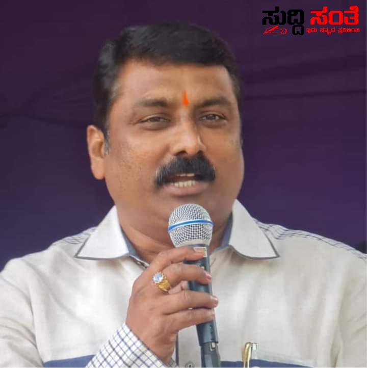 9 ತಿಂಗಳು ಕಾರಾಗೃಹದಲ್ಲಿದ್ದ ವಿನಯ ಕುಲಕರ್ಣಿ ಕಾರ್ಯಕ್ರಮ ದಲ್ಲಿ AICC ಅಧ್ಯಕ್ಷರು ಪಾಲ್ಗೊಂಡು ಸಮಾಜಕ್ಕೆ ಏನು ಸಂದೇಶ ಕೊಡಲು ಹೊರಟಿದ್ದಾರೆ ಬಿಜೆಪಿ ಗ್ರಾಮೀಣ ಜಿಲ್ಲಾಧ್ಯಕ್ಷ ಸಂಜಯ ಪಾಟೀಲ ಪ್ರಶ್ನೆ ಕಾಂಗ್ರೆಸ್ ಪಕ್ಷದ ನಾಯಕ ವಿರುದ್ಧ ವಾಗ್ದಾಳಿ ಶೀಘ್ರದಲ್ಲೇ ಅವರಿಬ್ಬರೂ ಬಿಜೆಪಿ ಬರಲಿದ್ದಾರೆ ಎಂದ ಸಂಜಯ ಪಾಟೀಲ್ 9 ತಿಂಗಳು ಕಾರಾಗೃಹದಲ್ಲಿದ್ದ ವಿನಯ ಕುಲಕರ್ಣಿ ಕಾರ್ಯಕ್ರಮ ದಲ್ಲಿ AICC ಅಧ್ಯಕ್ಷರು ಪಾಲ್ಗೊಂಡು ಸಮಾಜಕ್ಕೆ ಏನು ಸಂದೇಶ ಕೊಡಲು ಹೊರಟಿದ್ದಾರೆ ಬಿಜೆಪಿ ಗ್ರಾಮೀಣ ಜಿಲ್ಲಾಧ್ಯಕ್ಷ ಸಂಜಯ ಪಾಟೀಲ ಪ್ರಶ್ನೆ ಕಾಂಗ್ರೆಸ್ ಪಕ್ಷದ ನಾಯಕ ವಿರುದ್ಧ ವಾಗ್ದಾಳಿ ಶೀಘ್ರದಲ್ಲೇ ಅವರಿಬ್ಬರೂ ಬಿಜೆಪಿ ಬರಲಿದ್ದಾರೆ ಎಂದ ಸಂಜಯ ಪಾಟೀಲ್