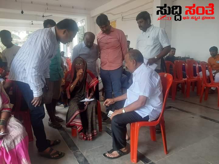 ಕೇಂದ್ರ ಸಚಿವ ಪ್ರಹ್ಲಾದ್ ಜೋಶಿ ಹುಟ್ಟು ಹಬ್ಬದ ದಿನದಂದು ಹಲವರಿಗೆ ಬೆಳಕಾದ ಕುಂದಗೋಳ ಬಿಜೆಪಿ ಯುವ ಮೋರ್ಚಾ ಟೀಮ್ – ಸರಳ ಸಾಕಾರ ಮೂರ್ತಿಯ ಹುಟ್ಟು ಹಬ್ಬವನ್ನು ಅರ್ಥಪೂರ್ಣವಾಗಿ ಆಚರಣೆ ಮಾಡಿ ಮಾದರಿಯಾದರು ಬಸವರಾಜ ಚಿಕ್ಕಹರಕುಣಿ ಮತ್ತು ಟೀಮ್ ಕೇಂದ್ರ ಸಚಿವ ಪ್ರಹ್ಲಾದ್ ಜೋಶಿ ಹುಟ್ಟು ಹಬ್ಬದ ದಿನದಂದು ಹಲವರಿಗೆ ಬೆಳಕಾದ ಕುಂದಗೋಳ ಬಿಜೆಪಿ ಯುವ ಮೋರ್ಚಾ ಟೀಮ್ – ಸರಳ ಸಾಕಾರ ಮೂರ್ತಿಯ ಹುಟ್ಟು ಹಬ್ಬವನ್ನು ಅರ್ಥಪೂರ್ಣವಾಗಿ ಆಚರಣೆ ಮಾಡಿ ಮಾದರಿಯಾದರು ಬಸವರಾಜ ಚಿಕ್ಕಹರಕುಣಿ ಮತ್ತು ಟೀಮ್