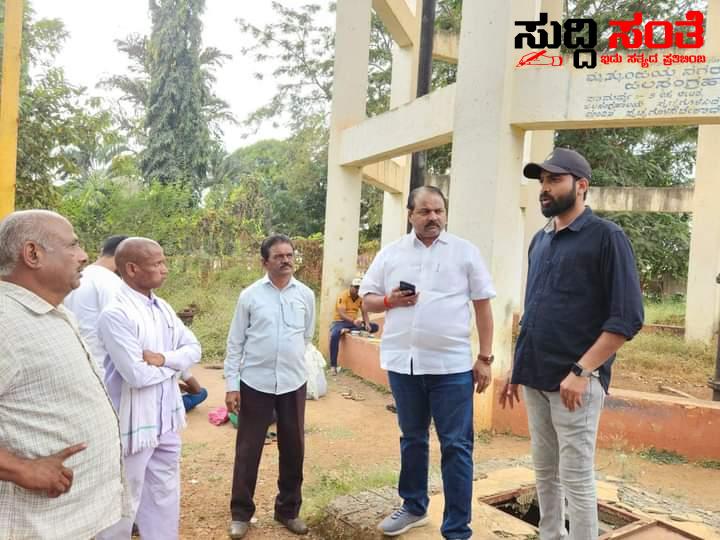 ಸಾರ್ವಜನಿಕರ ಸಮಸ್ಯೆ ಗೆ ಸ್ಪಂದಿಸಿದ ಮೇಯರ್ ಈರೇಶ ಅಂಚಟಗೇರಿ ಪಾಲಿಕೆಯ ಸದಸ್ಯ ನಿತೀನ್ ಇಂಡಿ – ಮೇಯರ್ ರೊಂದಿಗೆ ಟ್ಯಾಂಕ್ ಗೆ ತೆರಳಿ ನೀರು ಸರಬರಾಜು ಗೆ ಚಾಲನೆ ನೀಡಿ ತೊಂದರೆ ನೀಡಿದವರಿಗೆ ಖಡಕ್ ಎಚ್ಚರಿಕೆ ಸಂದೇಶ ಸಾರ್ವಜನಿಕರ ಸಮಸ್ಯೆ ಗೆ ಸ್ಪಂದಿಸಿದ ಮೇಯರ್ ಈರೇಶ ಅಂಚಟಗೇರಿ ಪಾಲಿಕೆಯ ಸದಸ್ಯ ನಿತೀನ್ ಇಂಡಿ – ಮೇಯರ್ ರೊಂದಿಗೆ ಟ್ಯಾಂಕ್ ಗೆ ತೆರಳಿ ನೀರು ಸರಬರಾಜು ಗೆ ಚಾಲನೆ ನೀಡಿ ತೊಂದರೆ ನೀಡಿದವರಿಗೆ ಖಡಕ್ ಎಚ್ಚರಿಕೆ ಸಂದೇಶ