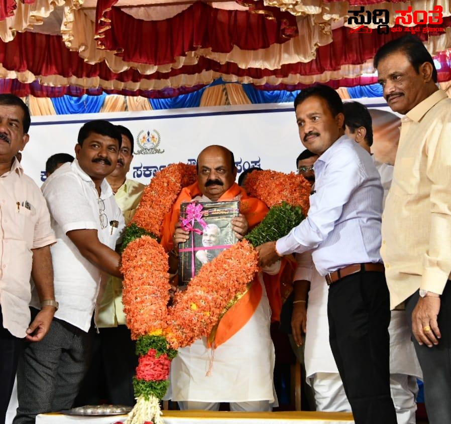 ಸಮಸ್ತ ಸರ್ಕಾರಿ ನೌಕರರ ಪರವಾಗಿ CM ಗೆ ಗೌರವ ಸನ್ಮಾನ ಅಭಿನಂದನೆಗಳ ಸಲ್ಲಿಕೆ ಷಡಾಕ್ಷರಿ ಅವರಿಗೆ ಸಾಥ್ ನೀಡಿದರು ರಾಜ್ಯದ ತಾಲ್ಲೂಕು ಜಿಲ್ಲಾ ಘಟಕ ಗಳ ನ ನೌಕರರ ಬಂಧುಗಳು ಸಮಸ್ತ ಸರ್ಕಾರಿ ನೌಕರರ ಪರವಾಗಿ CM ಗೆ ಗೌರವ ಸನ್ಮಾನ ಅಭಿನಂದನೆಗಳ ಸಲ್ಲಿಕೆ ಷಡಾಕ್ಷರಿ ಅವರಿಗೆ ಸಾಥ್ ನೀಡಿದರು ರಾಜ್ಯದ ತಾಲ್ಲೂಕು ಜಿಲ್ಲಾ ಘಟಕ ಗಳ ನ ನೌಕರರ ಬಂಧುಗಳು