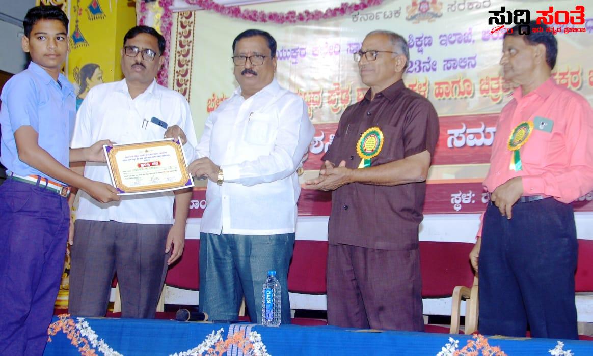 ರಾಜ್ಯ ಮಟ್ಟದ ಚಿತ್ರಕಲಾ ಸ್ಪರ್ಧೆಗೆ  27 ವಿದ್ಯಾರ್ಥಿಗಳು ಆಯ್ಕೆ ಬೆಳಗಾವಿ ವಿಭಾಗ ಮಟ್ಟದ ಪ್ರೌಢ ಶಾಲಾ ಮಕ್ಕಳ ಚಿತ್ರಕಲಾ ಸ್ಪರ್ಧೆಗಳ ಫಲಿತಾಂಶ ಪ್ರಕಟ….. ರಾಜ್ಯ ಮಟ್ಟದ ಚಿತ್ರಕಲಾ ಸ್ಪರ್ಧೆಗೆ  27 ವಿದ್ಯಾರ್ಥಿಗಳು ಆಯ್ಕೆ ಬೆಳಗಾವಿ ವಿಭಾಗ ಮಟ್ಟದ ಪ್ರೌಢ ಶಾಲಾ ಮಕ್ಕಳ ಚಿತ್ರಕಲಾ ಸ್ಪರ್ಧೆಗಳ ಫಲಿತಾಂಶ ಪ್ರಕಟ…..