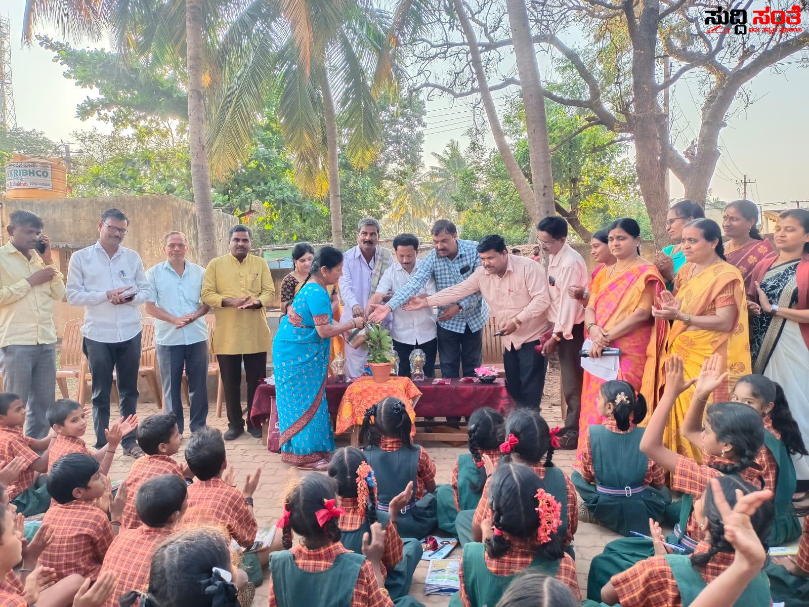 ಸರ್ಕಾರಿ ಶಾಲೆಗಳಲ್ಲಿ ವಿಶೇಷವಾಗಿ ಕಂಡು ಬಂದ ಮಗ್ಗಿ ಆಟ ಹುಗ್ಗಿ ಊಟ.ಅದಲ್ ಬದಲ್ ಕಂಚಿ ಕದಲ್ ಕಾರ್ಯಕ್ರಮ – ಮಕ್ಕಳ ಪ್ರತಿಭೆಗೆ ಸಾಕ್ಷಿಯಾಯಿತು ಗೋವನಕೊಪ್ಪ ಗ್ರಾಮದ ಸರ್ಕಾರಿ ಶಾಲೆ ಸರ್ಕಾರಿ ಶಾಲೆಗಳಲ್ಲಿ ವಿಶೇಷವಾಗಿ ಕಂಡು ಬಂದ ಮಗ್ಗಿ ಆಟ ಹುಗ್ಗಿ ಊಟ.ಅದಲ್ ಬದಲ್ ಕಂಚಿ ಕದಲ್ ಕಾರ್ಯಕ್ರಮ – ಮಕ್ಕಳ ಪ್ರತಿಭೆಗೆ ಸಾಕ್ಷಿಯಾಯಿತು ಗೋವನಕೊಪ್ಪ ಗ್ರಾಮದ ಸರ್ಕಾರಿ ಶಾಲೆ