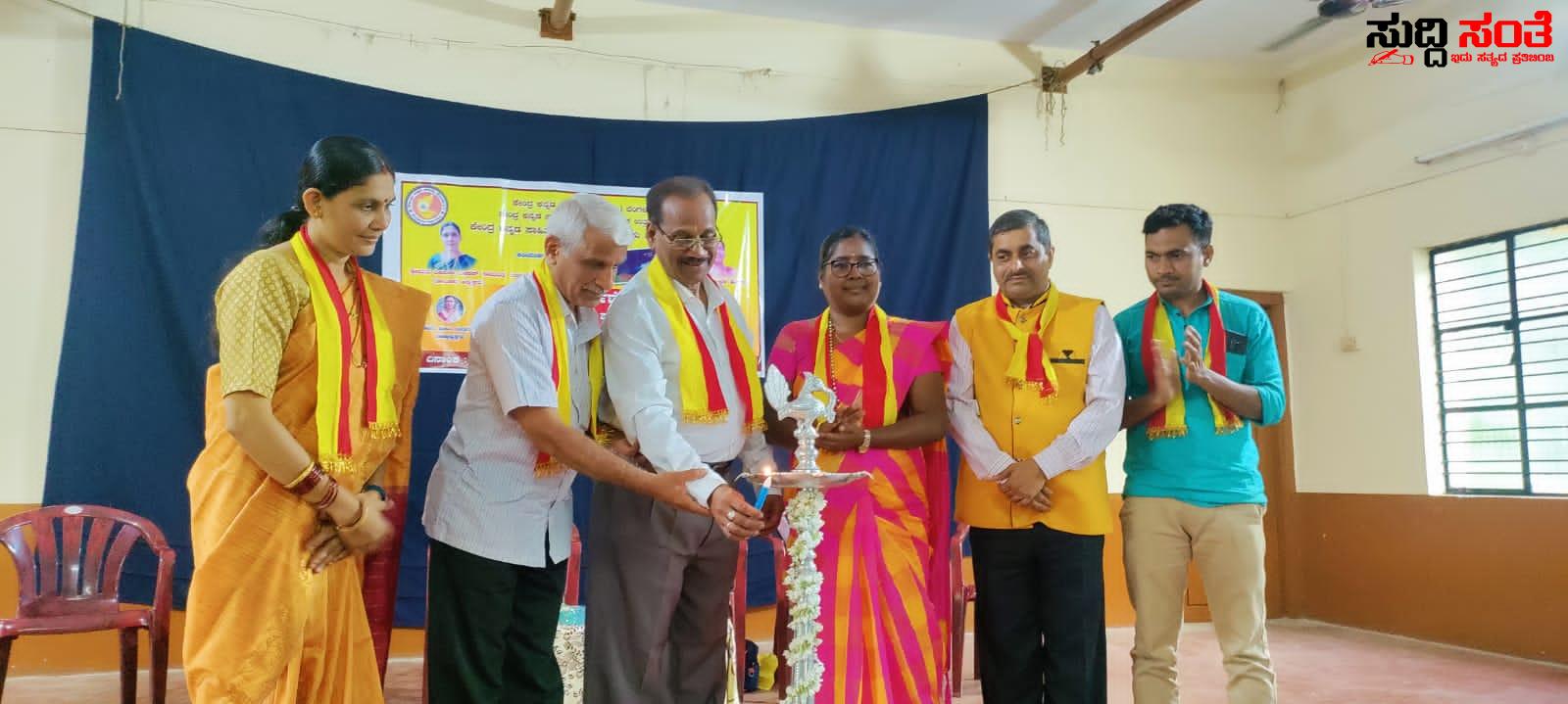 ದಾಂಡೇಲಿ ಯಲ್ಲಿ ಅರ್ಥಪೂರ್ಣ ವಾಗಿ ನಡೆಯಿತು ಅಧ್ಯಕ್ಷರ ಹಾಗೂ ಪದಾದಿಕಾರಿಗಳ ಪದಗ್ರಹಣ ಕಾರ್ಯಕ್ರಮ ಸಾಹಿತಿ ಗಳನ್ನು ಹರಾಜು ಹಾಕುವ ಸಮ್ಮೇಳನಗಳಾಗಬಾರದು ಎಂದರು ಮಾಸ್ಕೇರಿ ನಾಯಕ ದಾಂಡೇಲಿ ಯಲ್ಲಿ ಅರ್ಥಪೂರ್ಣ ವಾಗಿ ನಡೆಯಿತು ಅಧ್ಯಕ್ಷರ ಹಾಗೂ ಪದಾದಿಕಾರಿಗಳ ಪದಗ್ರಹಣ ಕಾರ್ಯಕ್ರಮ ಸಾಹಿತಿ ಗಳನ್ನು ಹರಾಜು ಹಾಕುವ ಸಮ್ಮೇಳನಗಳಾಗಬಾರದು ಎಂದರು ಮಾಸ್ಕೇರಿ ನಾಯಕ