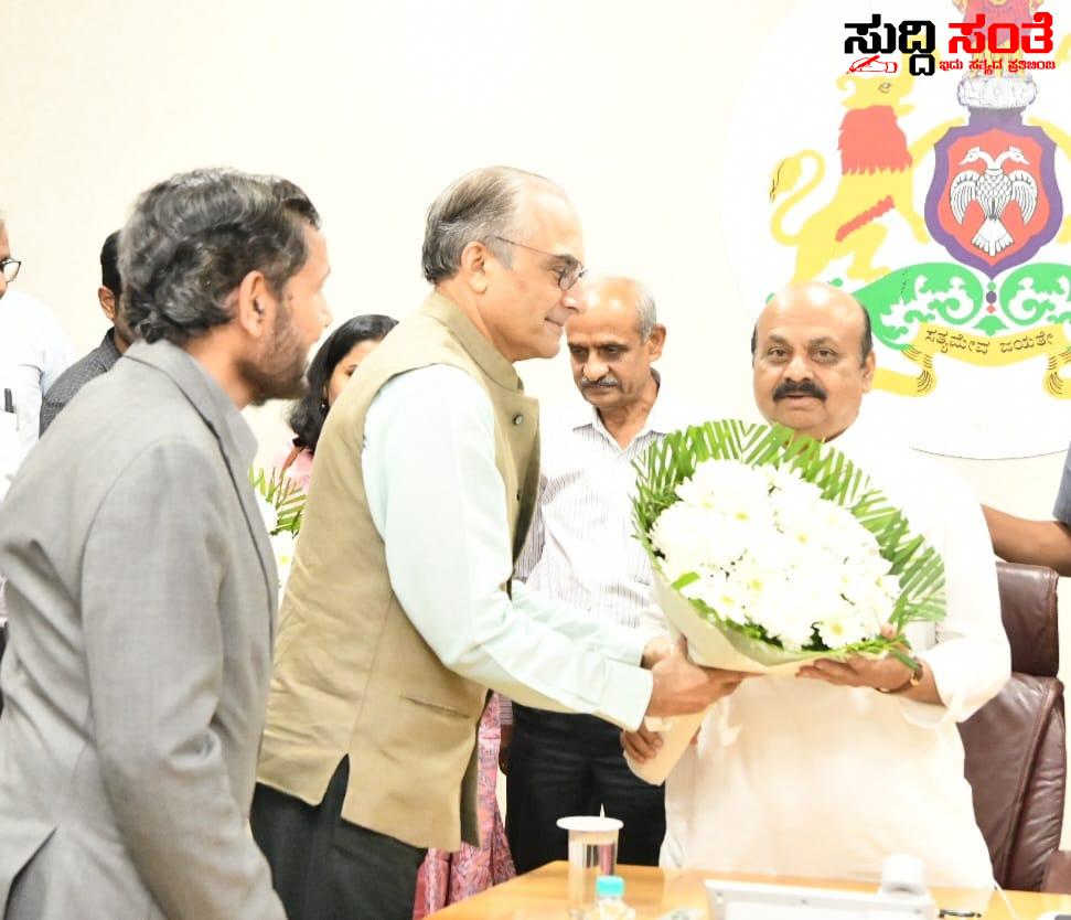 CM ರನ್ನು ಭೇಟಿಯಾದ 7ನೇ ವೇತನ ಆಯೋಗದ ಟೀಮ್ – ಅಧ್ಯಕ್ಷ ಸುಧಾಕರ ರಾವ್ ನೇತೃತ್ವದಲ್ಲಿ ಭೇಟಿ ಯಾದ ಸಮಿತಿ….. CM ರನ್ನು ಭೇಟಿಯಾದ 7ನೇ ವೇತನ ಆಯೋಗದ ಟೀಮ್ – ಅಧ್ಯಕ್ಷ ಸುಧಾಕರ ರಾವ್ ನೇತೃತ್ವದಲ್ಲಿ ಭೇಟಿ ಯಾದ ಸಮಿತಿ…..