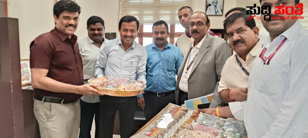 7ನೇ ವೇತನ ಆಯೋಗಕ್ಕೆ ಸಹಕಾರ ನೀಡಿದ ಅಧಿಕಾರಿ ಗಳನ್ನು ಭೇಟಿಯಾದ ರಾಜ್ಯ ಸರ್ಕಾರಿ ನೌಕರರ ಟೀಮ್ – ಷಡಾಕ್ಷರಿ ಅವರ ನೇತೃತ್ವದಲ್ಲಿ ಭೇಟಿಯಾಗಿ ಅಧಿಕಾರಿಗಳಿಗೆ ಅಭಿನಂದನೆ ಸಲ್ಲಿಕೆ 7ನೇ ವೇತನ ಆಯೋಗಕ್ಕೆ ಸಹಕಾರ ನೀಡಿದ ಅಧಿಕಾರಿ ಗಳನ್ನು ಭೇಟಿಯಾದ ರಾಜ್ಯ ಸರ್ಕಾರಿ ನೌಕರರ ಟೀಮ್ – ಷಡಾಕ್ಷರಿ ಅವರ ನೇತೃತ್ವದಲ್ಲಿ ಭೇಟಿಯಾಗಿ ಅಧಿಕಾರಿಗಳಿಗೆ ಅಭಿನಂದನೆ ಸಲ್ಲಿಕೆ