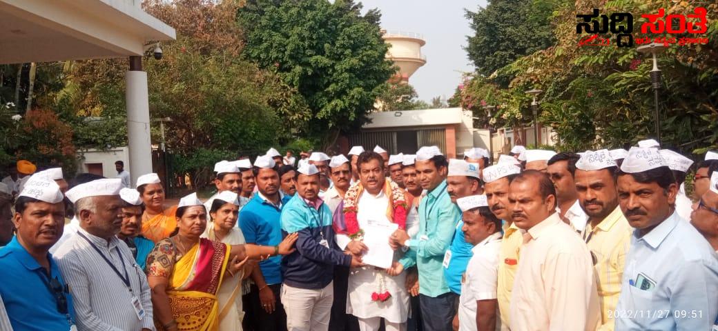 ನಮ್ಮ ಸರ್ಕಾರ ಅಧಿಕಾರಕ್ಕೆ ಬಂದರೆ ಹಳೆ ಪಿಂಚಣಿ ಜಾರಿ-ಎಂ ಬಿ ಪಾಟೀಲ್ ಭರವಸೆ ವಿಜಯಪುರ ದಲ್ಲಿ NPS ನೌಕರರಿಂದ ಬೃಹತ್ ಪ್ರಮಾಣದಲ್ಲಿ ಪ್ರತಿಭಟನೆ…… ನಮ್ಮ ಸರ್ಕಾರ ಅಧಿಕಾರಕ್ಕೆ ಬಂದರೆ ಹಳೆ ಪಿಂಚಣಿ ಜಾರಿ-ಎಂ ಬಿ ಪಾಟೀಲ್ ಭರವಸೆ ವಿಜಯಪುರ ದಲ್ಲಿ NPS ನೌಕರರಿಂದ ಬೃಹತ್ ಪ್ರಮಾಣದಲ್ಲಿ ಪ್ರತಿಭಟನೆ……