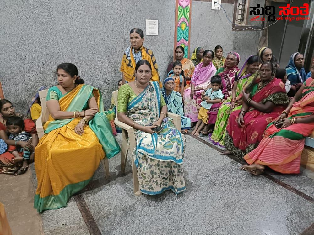 ಹೋದಲ್ಲೇಲ್ಲ ಕಲಘಟಗಿ ಕ್ಷೇತ್ರದಲ್ಲಿ ಛಬ್ಬಿ ಪರ ಅಲೆ ಜನ ಬೆಂಬಲ – ಪತಿ ಪರವಾಗಿ ಕಲಘಟಗಿಯಲ್ಲಿ ಶ್ರೀಮತಿ ಜ್ಯೋತಿ ನಾಗರಾಜ ಛಬ್ಬಿ ಮಿಂಚಿನ ಸಂಚಾರ ಹೋದಲ್ಲೇಲ್ಲ ಕಲಘಟಗಿ ಕ್ಷೇತ್ರದಲ್ಲಿ ಛಬ್ಬಿ ಪರ ಅಲೆ ಜನ ಬೆಂಬಲ – ಪತಿ ಪರವಾಗಿ ಕಲಘಟಗಿಯಲ್ಲಿ ಶ್ರೀಮತಿ ಜ್ಯೋತಿ ನಾಗರಾಜ ಛಬ್ಬಿ ಮಿಂಚಿನ ಸಂಚಾರ