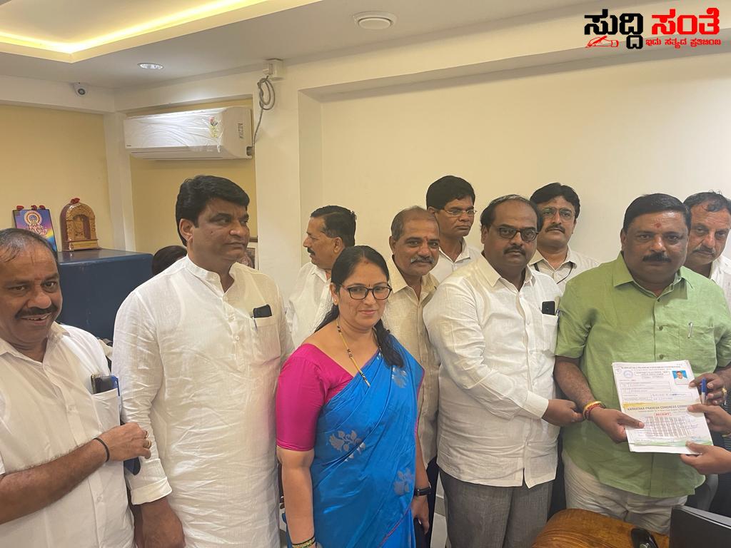 ಕುಂದಗೋಳ ಕಾಂಗ್ರೆಸ್ ಪಕ್ಷದ ಟಿಕೆಟ್ ಗಾಗಿ ಅರ್ಜಿ ಸಲ್ಲಿಸಿದ ಗುರುರಾಜ ದೊಡ್ಡಮನಿ – 11  ಅರ್ಜಿಯಲ್ಲಿ ಮುಂಚೂಣಿಯಲ್ಲಿರುವ ಮಾಜಿ CM ಸಿದ್ದರಾಮಯ್ಯ ಪರಮಾತ್ತ ಗುರುರಾಜ ದೊಡಮನಿ ಕುಂದಗೋಳ ಕಾಂಗ್ರೆಸ್ ಪಕ್ಷದ ಟಿಕೆಟ್ ಗಾಗಿ ಅರ್ಜಿ ಸಲ್ಲಿಸಿದ ಗುರುರಾಜ ದೊಡ್ಡಮನಿ – 11  ಅರ್ಜಿಯಲ್ಲಿ ಮುಂಚೂಣಿಯಲ್ಲಿರುವ ಮಾಜಿ CM ಸಿದ್ದರಾಮಯ್ಯ ಪರಮಾತ್ತ ಗುರುರಾಜ ದೊಡಮನಿ