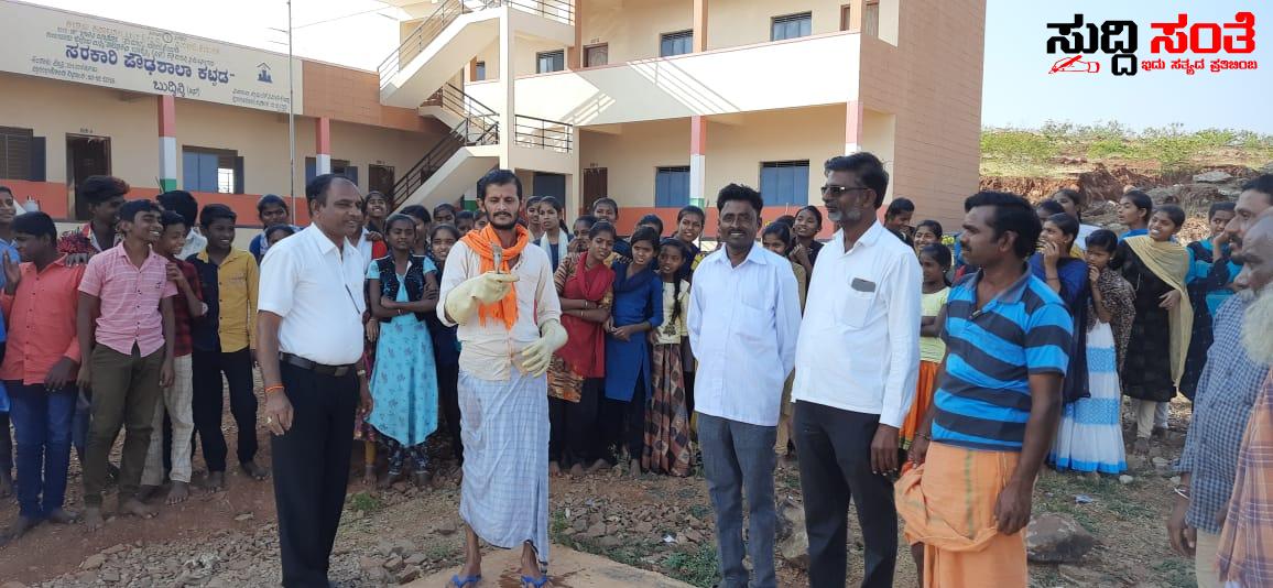 ಸರ್ಕಾರಿ ಶಾಲೆಯ ನೀರಿನ ಟ್ಯಾಂಕ್ ನಲ್ಲಿ ನಾಗರ ಹಾವು – ಭಯಭೀತರಾದ ವಿದ್ಯಾರ್ಥಿಗಳು ಶಿಕ್ಷಕರು ಉರಗ ತಜ್ಞರಿಂದ ಹಾವು ರಕ್ಷಣೆ ಸರ್ಕಾರಿ ಶಾಲೆಯ ನೀರಿನ ಟ್ಯಾಂಕ್ ನಲ್ಲಿ ನಾಗರ ಹಾವು – ಭಯಭೀತರಾದ ವಿದ್ಯಾರ್ಥಿಗಳು ಶಿಕ್ಷಕರು ಉರಗ ತಜ್ಞರಿಂದ ಹಾವು ರಕ್ಷಣೆ