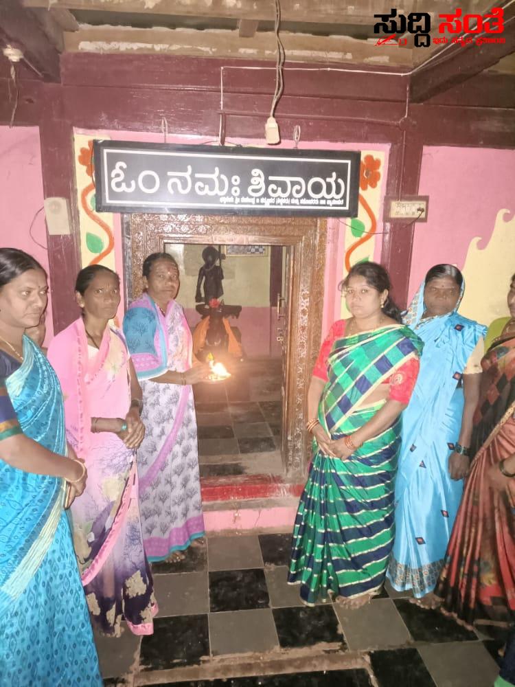 ಪತಿಯ ಪರವಾಗಿ ಕಲಘಟಗಿ ಕ್ಷೇತ್ರದಲ್ಲಿ ಮುಂದುವರೆದ ಶ್ರೀಮತಿ ಜ್ಯೋತಿ ನಾಗರಾಜ್ ಛಬ್ಬಿ ಅವರ ಸಂಚಾರ – ದ್ಯಾಮಾಪೂರ ಸೇರಿದಂತೆ ಹಲವೆಡೆ ಸಭೆ ಸಮಾರಂಭ ಮಹಿಳೆಯೊಂದಿಗೆ ಮಾತುಕತೆ ಮನೆ ಮನೆಗೆ ತೆರಳಿ ಕುಕ್ಕರ್ ವಿತರಣೆ ಪತಿಯ ಪರವಾಗಿ ಕಲಘಟಗಿ ಕ್ಷೇತ್ರದಲ್ಲಿ ಮುಂದುವರೆದ ಶ್ರೀಮತಿ ಜ್ಯೋತಿ ನಾಗರಾಜ್ ಛಬ್ಬಿ ಅವರ ಸಂಚಾರ – ದ್ಯಾಮಾಪೂರ ಸೇರಿದಂತೆ ಹಲವೆಡೆ ಸಭೆ ಸಮಾರಂಭ ಮಹಿಳೆಯೊಂದಿಗೆ ಮಾತುಕತೆ ಮನೆ ಮನೆಗೆ ತೆರಳಿ ಕುಕ್ಕರ್ ವಿತರಣೆ