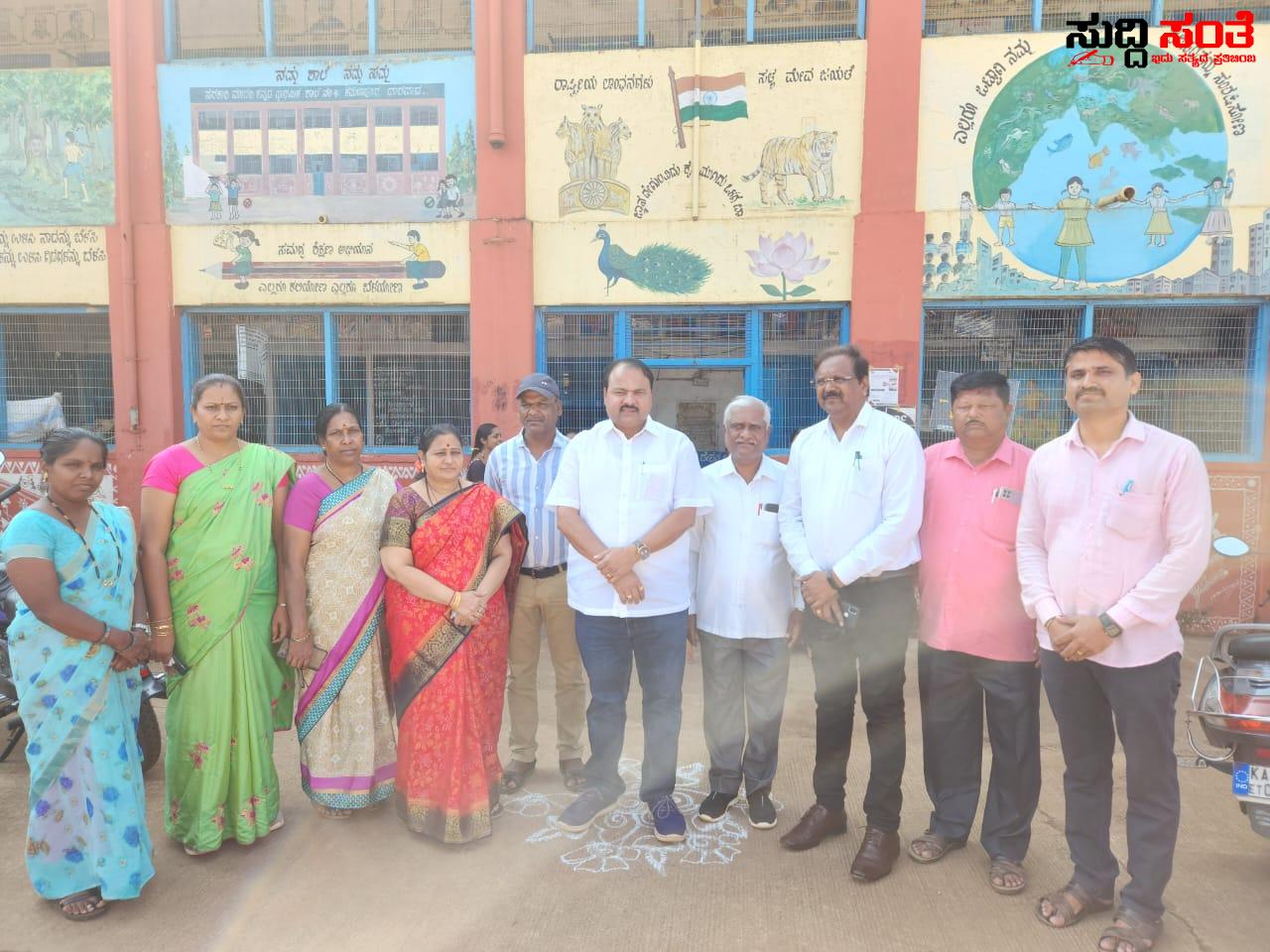 ಶಿಥಿಲಗೊಂಡ ಸರ್ಕಾರಿ ಶಾಲೆಗೆ ಹೊಸರೂಪ ನೀಡಲು 1 ಕೋಟಿ 31 ನೀಡಿದ ಕೇಂದ್ರ ಸಚಿವ ಪ್ರಹ್ಲಾದ್ ಜೋಶಿ – 1 ಕೋಟಿ 31 ಲಕ್ಷ ವೆಚ್ಚದಲ್ಲಿ ನಿರ್ಮಾಣವಾಗಲಿವೆ ನೂತನ 8 ಕೊಠಡಿಗಳು ಮೇಯರ್ ಈರೇಶ ಅಂಚಟಗೇರಿ ಅವರಿಂದ ಸ್ಥಳ ಪರಿಶೀಲನೆ ಶಿಥಿಲಗೊಂಡ ಸರ್ಕಾರಿ ಶಾಲೆಗೆ ಹೊಸರೂಪ ನೀಡಲು 1 ಕೋಟಿ 31 ನೀಡಿದ ಕೇಂದ್ರ ಸಚಿವ ಪ್ರಹ್ಲಾದ್ ಜೋಶಿ – 1 ಕೋಟಿ 31 ಲಕ್ಷ ವೆಚ್ಚದಲ್ಲಿ ನಿರ್ಮಾಣವಾಗಲಿವೆ ನೂತನ 8 ಕೊಠಡಿಗಳು ಮೇಯರ್ ಈರೇಶ ಅಂಚಟಗೇರಿ ಅವರಿಂದ ಸ್ಥಳ ಪರಿಶೀಲನೆ