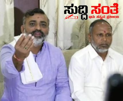 ಮಾಜಿ ಸಚಿವ ವಿನಯ ಕುಲಕರ್ಣಿ ಅವರಿಗೆ ಎಚ್ಚರಿಕೆ ಸಂದೇಶ ನೀಡಿದ ಬಸವರಾಜ ಕೋರವರ,ಗುರುನಾಥ್ ಗೌಡರ – ಇದೇ ಮುಂದುವರಿದರೆ ನ್ಯಾಯಾಲಯಕ್ಕೆ ಮೊರೆ ಹೋಗುತ್ತೆವೆ ಎಂದ ನಾಯಕರು…..ಶಾಸಕ ಅಮೃತ ದೇಸಾಯಿ ಅವರ ದಾರಿ ಬೇರೆ ನಮ್ಮ ದಾರಿಯೇ ಬೇರೆ….. ಮಾಜಿ ಸಚಿವ ವಿನಯ ಕುಲಕರ್ಣಿ ಅವರಿಗೆ ಎಚ್ಚರಿಕೆ ಸಂದೇಶ ನೀಡಿದ ಬಸವರಾಜ ಕೋರವರ,ಗುರುನಾಥ್ ಗೌಡರ – ಇದೇ ಮುಂದುವರಿದರೆ ನ್ಯಾಯಾಲಯಕ್ಕೆ ಮೊರೆ ಹೋಗುತ್ತೆವೆ ಎಂದ ನಾಯಕರು…..ಶಾಸಕ ಅಮೃತ ದೇಸಾಯಿ ಅವರ ದಾರಿ ಬೇರೆ ನಮ್ಮ ದಾರಿಯೇ ಬೇರೆ…..