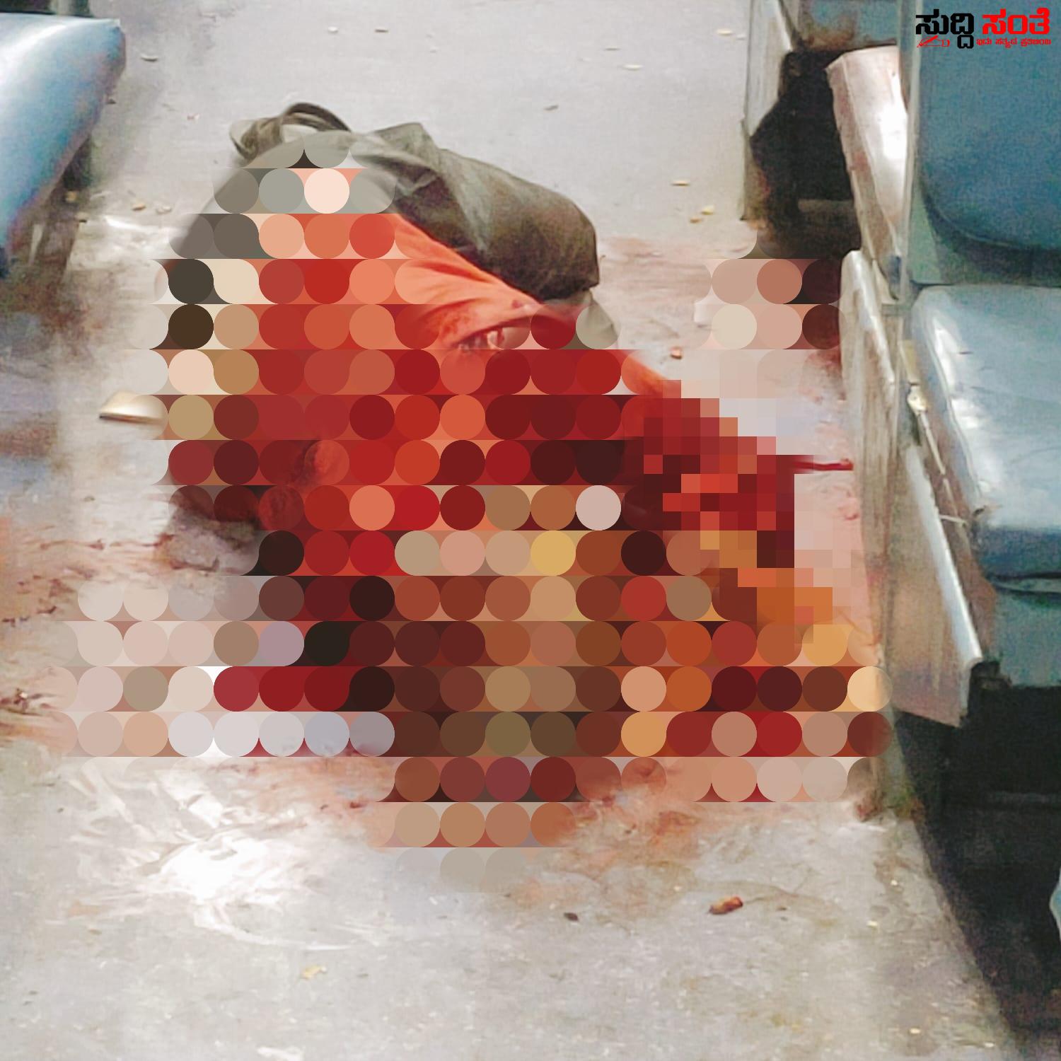 ಹುಬ್ಬಳ್ಳಿಯಲ್ಲಿ ರೈಲಿನಲ್ಲಿ ಕೊಲೆ ರೈಲಿನಲ್ಲಿಯೇ ವ್ಯಕ್ತಿಯೊಬ್ಬನ ಬರ್ಬರ ಕೊಲೆ ಸ್ಥಳದಲ್ಲಿ ಪೊಲೀಸರು ಹುಬ್ಬಳ್ಳಿಯಲ್ಲಿ ರೈಲಿನಲ್ಲಿ ಕೊಲೆ ರೈಲಿನಲ್ಲಿಯೇ ವ್ಯಕ್ತಿಯೊಬ್ಬನ ಬರ್ಬರ ಕೊಲೆ ಸ್ಥಳದಲ್ಲಿ ಪೊಲೀಸರು