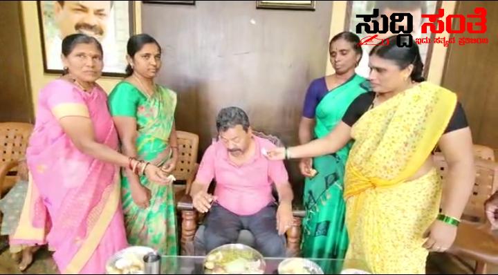 ಶಾಸಕ ರೇಣುಕಾಚಾರ್ಯ ರಿಗೆ ಕೈ ತುತ್ತು ತಿನಿಸಿದ ಮಹಿಳೆಯರು – ಸಹೋದರನ ಮಗನ ಸಾವಿನಿಂದಾಗಿ ಊಟ ಮಾಡದೆ ಉಪವಾಸದಲ್ಲಿದ್ದ ಶಾಸಕರಿಗೆ ಊಟ ಮಾಡಿಸಿದ ಮಹಿಳೆಯರು….. ಶಾಸಕ ರೇಣುಕಾಚಾರ್ಯ ರಿಗೆ ಕೈ ತುತ್ತು ತಿನಿಸಿದ ಮಹಿಳೆಯರು – ಸಹೋದರನ ಮಗನ ಸಾವಿನಿಂದಾಗಿ ಊಟ ಮಾಡದೆ ಉಪವಾಸದಲ್ಲಿದ್ದ ಶಾಸಕರಿಗೆ ಊಟ ಮಾಡಿಸಿದ ಮಹಿಳೆಯರು…..