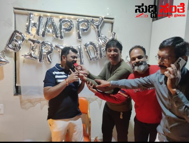 ಮಧ್ಯರಾತ್ರಿ ಶಾಸಕ ಅಮೃತ ದೇಸಾಯಿ ಹುಟ್ಟು ಹಬ್ಬ ಆಚರಣೆ ಮಾಡಿದ ಅಭಿಮಾನಿಗಳು ಕೇಕ್ ಕಟ್ ಮಾಡಿ ನೆಚ್ಚಿನ ಶಾಸಕರ ನಾಯಕರ ಹುಟ್ಟು ಹಬ್ಬ ಆಚರಣೆ ಮಾಡಿ ಅಭಿಮಾನ ಮೆರೆದ ಅಭಿಮಾನಿಗಳು….. ಮಧ್ಯರಾತ್ರಿ ಶಾಸಕ ಅಮೃತ ದೇಸಾಯಿ ಹುಟ್ಟು ಹಬ್ಬ ಆಚರಣೆ ಮಾಡಿದ ಅಭಿಮಾನಿಗಳು ಕೇಕ್ ಕಟ್ ಮಾಡಿ ನೆಚ್ಚಿನ ಶಾಸಕರ ನಾಯಕರ ಹುಟ್ಟು ಹಬ್ಬ ಆಚರಣೆ ಮಾಡಿ ಅಭಿಮಾನ ಮೆರೆದ ಅಭಿಮಾನಿಗಳು…..