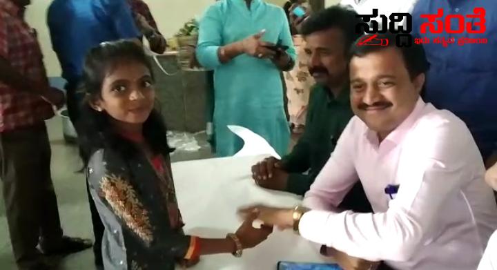 7ನೇ ವೇತನ ಆಯಿತು OPS ಯಾವಾಗ ಮಾಡತೀರಾ ಷಡಾಕ್ಷರಿ ಸರ್ ಪುಟ್ಟ ಬಾಲಕಿಯ ದಿಟ್ಟ ಪ್ರಶ್ನೆ – BRP ಮಹಾಂತೇಶ ರ ಮಗಳ ಪ್ರಶ್ನೆಗೆ ನಗು ನಗುತ್ತಾ ರಾಜ್ಯದ ಸರ್ಕಾರಿ ನೌಕರರಿಗೆ ಪುಟ್ಟು ಬಾಲಕಿಯ ಮೂಲಕ ರಾಜಾಧ್ಯಕ್ಷರು ಹೇಳಿದ್ದೇನು ನೋಡಿ 7ನೇ ವೇತನ ಆಯಿತು OPS ಯಾವಾಗ ಮಾಡತೀರಾ ಷಡಾಕ್ಷರಿ ಸರ್ ಪುಟ್ಟ ಬಾಲಕಿಯ ದಿಟ್ಟ ಪ್ರಶ್ನೆ – BRP ಮಹಾಂತೇಶ ರ ಮಗಳ ಪ್ರಶ್ನೆಗೆ ನಗು ನಗುತ್ತಾ ರಾಜ್ಯದ ಸರ್ಕಾರಿ ನೌಕರರಿಗೆ ಪುಟ್ಟು ಬಾಲಕಿಯ ಮೂಲಕ ರಾಜಾಧ್ಯಕ್ಷರು ಹೇಳಿದ್ದೇನು ನೋಡಿ