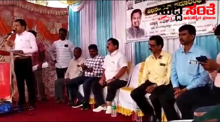 ನಾನು ರಾಜ್ಯದ ನೌಕರರಿಗೊಸ್ಕರ ಜೈಲಿಗೆ ಹೋಗಲು ಸಿದ್ದನಿದ್ದೇನೆ ಎಂದ ಷಡಾಕ್ಷರಿ ಅವರು – ರಾಜ್ಯದ ನೌಕರರ ಯಾವುದೇ ವಿಚಾರಗೋಸ್ಕರ ಏನೇ ಬರಲಿ ಯಾವುದೇ ತ್ಯಾಗಕ್ಕೂ ನನ್ನ ತಲೆ ಹೋದರು ಪರವಾಗಿಲ್ಲ ಸಿದ್ದನಿದ್ದೇನೆ ಎನ್ನುತ್ತಾ ಸರ್ಕಾರಿ ನೌಕರರ ಆತ್ಮಸ್ಥೈರ್ಯ್ಯ ನೀಡಿದ ರಾಜ್ಯಾಧ್ಯಕ್ಷರು ನಾನು ರಾಜ್ಯದ ನೌಕರರಿಗೊಸ್ಕರ ಜೈಲಿಗೆ ಹೋಗಲು ಸಿದ್ದನಿದ್ದೇನೆ ಎಂದ ಷಡಾಕ್ಷರಿ ಅವರು – ರಾಜ್ಯದ ನೌಕರರ ಯಾವುದೇ ವಿಚಾರಗೋಸ್ಕರ ಏನೇ ಬರಲಿ ಯಾವುದೇ ತ್ಯಾಗಕ್ಕೂ ನನ್ನ ತಲೆ ಹೋದರು ಪರವಾಗಿಲ್ಲ ಸಿದ್ದನಿದ್ದೇನೆ ಎನ್ನುತ್ತಾ ಸರ್ಕಾರಿ ನೌಕರರ ಆತ್ಮಸ್ಥೈರ್ಯ್ಯ ನೀಡಿದ ರಾಜ್ಯಾಧ್ಯಕ್ಷರು