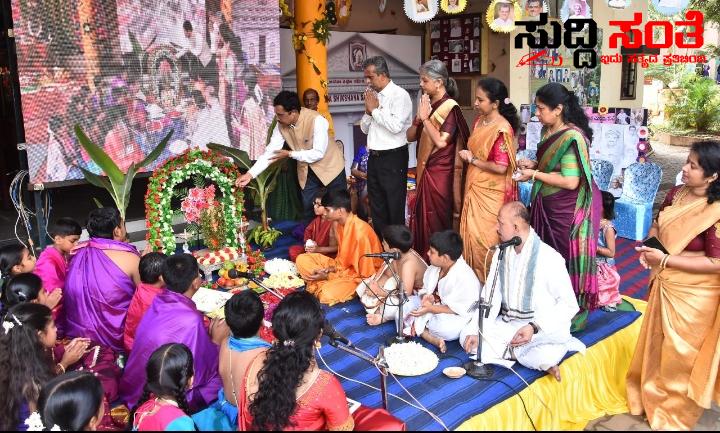 ಧಾರವಾಡದ JSS ಆಂಗ್ಲ ಮಾಧ್ಯಮ ಶಾಲೆಯಲ್ಲಿ ಪೂಜ್ಯ ಡಾ ವೀರೇಂದ್ರ ಹೆಗ್ಗಡೆ ಅವರ ಹುಟ್ಟು ಹಬ್ಬದ ಆಚರಣೆ ಶಿಕ್ಷಣದೊಂದಿಗೆ ಅರ್ಥಪೂರ್ಣ ಆಚರಣೆ ಮಾಡಿ ಮಾದರಿಯಾದ JSS ಸಂಸ್ಥೆ ಧಾರವಾಡದ JSS ಆಂಗ್ಲ ಮಾಧ್ಯಮ ಶಾಲೆಯಲ್ಲಿ ಪೂಜ್ಯ ಡಾ ವೀರೇಂದ್ರ ಹೆಗ್ಗಡೆ ಅವರ ಹುಟ್ಟು ಹಬ್ಬದ ಆಚರಣೆ ಶಿಕ್ಷಣದೊಂದಿಗೆ ಅರ್ಥಪೂರ್ಣ ಆಚರಣೆ ಮಾಡಿ ಮಾದರಿಯಾದ JSS ಸಂಸ್ಥೆ