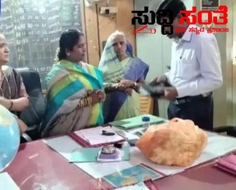 ಮುಖ್ಯಶಿಕ್ಷಕಿ ಯಿಂದ ಶಾಲೆಯಲ್ಲಿ ಎಡವಟ್ಟು ಸಾಕಷ್ಟು ಚರ್ಚೆ ಯ ನಡುವೆ ವೈರಲ್ ಆಗಿದೆ ಪೊಟೊ ಕ್ರಮವನ್ನು ಕೈಗೊಳ್ಳುವಂತೆ ಒತ್ತಾಯ ಮುಖ್ಯಶಿಕ್ಷಕಿ ಯಿಂದ ಶಾಲೆಯಲ್ಲಿ ಎಡವಟ್ಟು ಸಾಕಷ್ಟು ಚರ್ಚೆ ಯ ನಡುವೆ ವೈರಲ್ ಆಗಿದೆ ಪೊಟೊ ಕ್ರಮವನ್ನು ಕೈಗೊಳ್ಳುವಂತೆ ಒತ್ತಾಯ