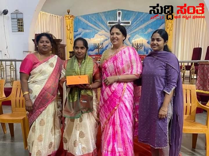 ನೂರಾರು ಮಹಿಳೆಯರಿಗೆ ಉಡುಗೊರೆ ನೀಡಿ ಕ್ರಿಸ್ಮಸ್ ಹಬ್ಬದ ಶುಭಾಶಯ ಕೋರಿದ ಉಳ್ಳಾಗಡ್ಡಿಮಠ ಪರಿವಾರದವರು – ಹಬ್ಬದ ಹಿನ್ನಲೆಯಲ್ಲಿ ಚರ್ಚ್ ಗೆ ತೆರಳಿ ಕ್ರಿಸ್ಮಸ್ ಹಬ್ಬವನ್ನು ಸ್ವಾಗತ ಮಾಡಿಕೊಂಡು ಶುಭ ಹಾರೈಸಿದ ರಜತ್ ಉಳ್ಳಾಗಡ್ಡಿಮಠ ಪರಿವಾರದವರು ನೂರಾರು ಮಹಿಳೆಯರಿಗೆ ಉಡುಗೊರೆ ನೀಡಿ ಕ್ರಿಸ್ಮಸ್ ಹಬ್ಬದ ಶುಭಾಶಯ ಕೋರಿದ ಉಳ್ಳಾಗಡ್ಡಿಮಠ ಪರಿವಾರದವರು – ಹಬ್ಬದ ಹಿನ್ನಲೆಯಲ್ಲಿ ಚರ್ಚ್ ಗೆ ತೆರಳಿ ಕ್ರಿಸ್ಮಸ್ ಹಬ್ಬವನ್ನು ಸ್ವಾಗತ ಮಾಡಿಕೊಂಡು ಶುಭ ಹಾರೈಸಿದ ರಜತ್ ಉಳ್ಳಾಗಡ್ಡಿಮಠ ಪರಿವಾರದವರು