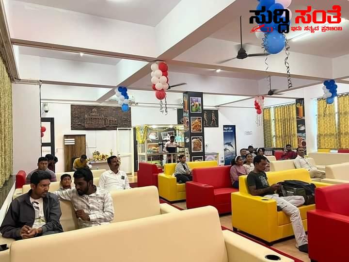 ರೈಲ್ವೆ ನಿಲ್ದಾಣದಲ್ಲಿ ಮತ್ತೊಂದು ಸೇವೆಯನ್ನು ಸಾರ್ವಜನಿಕರಿಗೆ ನೀಡಿದ ಕೇಂದ್ರ ಸಚಿವ ಪ್ರಹ್ಲಾದ್ ಜೋಶಿಯವರು – ರೈಲ್ವೆ ನಿಲ್ದಾಣದಲ್ಲಿ ಆರಂಭಗೊಂಡಿತು ಅತ್ಯಾಧುನಿಕ ಹವಾನಿಯಂತ್ರಿತ ವ್ಯವಸ್ಥೆ ಮಾಹಿತಿ ಹಂಚಿಕೊಂಡರು ಸಚಿವರು ರೈಲ್ವೆ ನಿಲ್ದಾಣದಲ್ಲಿ ಮತ್ತೊಂದು ಸೇವೆಯನ್ನು ಸಾರ್ವಜನಿಕರಿಗೆ ನೀಡಿದ ಕೇಂದ್ರ ಸಚಿವ ಪ್ರಹ್ಲಾದ್ ಜೋಶಿಯವರು – ರೈಲ್ವೆ ನಿಲ್ದಾಣದಲ್ಲಿ ಆರಂಭಗೊಂಡಿತು ಅತ್ಯಾಧುನಿಕ ಹವಾನಿಯಂತ್ರಿತ ವ್ಯವಸ್ಥೆ ಮಾಹಿತಿ ಹಂಚಿಕೊಂಡರು ಸಚಿವರು