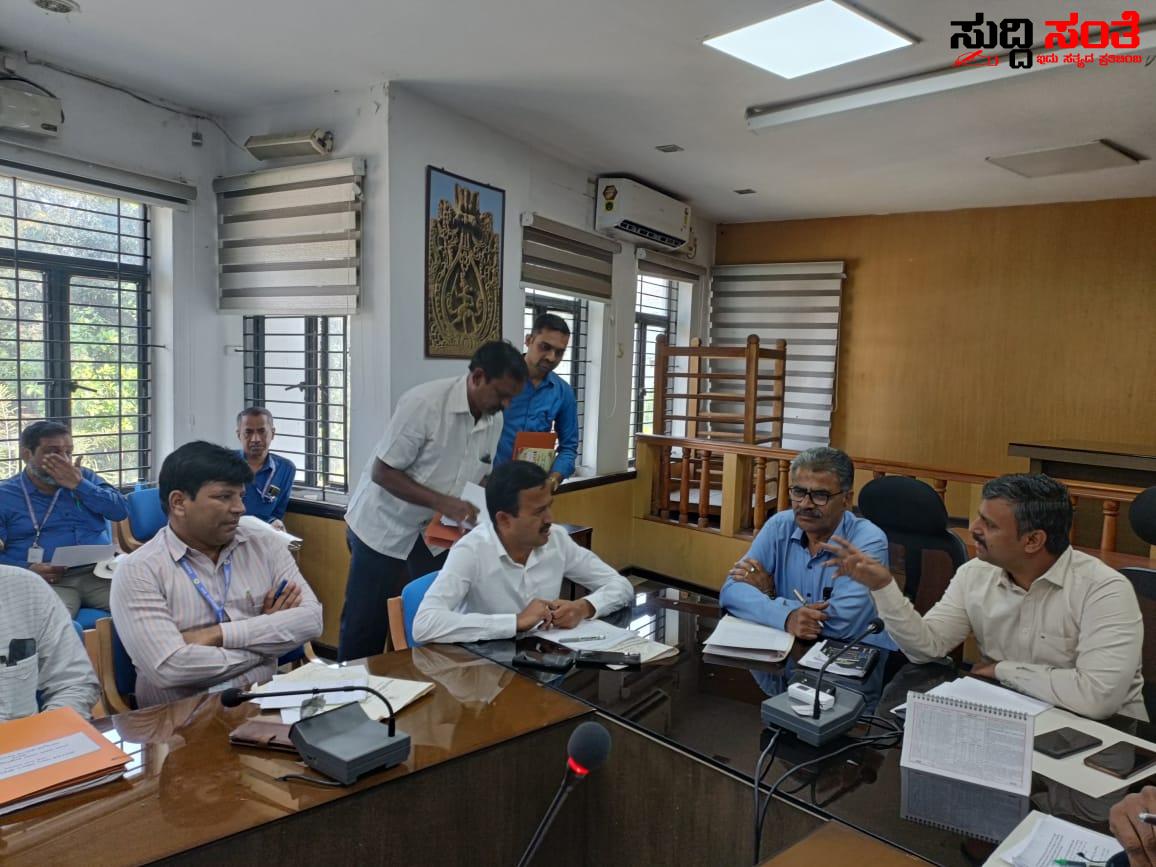 ಅಧಿಕಾರಿಗಳೊಂದಿಗೆ ಸಭೆ ಮಾಡಿದ ಷಡಾಕ್ಷರಿ ಅವರು – ಕ್ರೀಡಾಕೂಟ,ಸಾಂಸ್ಕೃತಿಕ ಕಾರ್ಯಕ್ರಮ ಗಳ ಕುರಿತು ಚರ್ಚೆ ಮಾಹಿತಿ ಪಡೆದ ರಾಜ್ಯಾಧ್ಯಕ್ಷರು ಅಧಿಕಾರಿಗಳೊಂದಿಗೆ ಸಭೆ ಮಾಡಿದ ಷಡಾಕ್ಷರಿ ಅವರು – ಕ್ರೀಡಾಕೂಟ,ಸಾಂಸ್ಕೃತಿಕ ಕಾರ್ಯಕ್ರಮ ಗಳ ಕುರಿತು ಚರ್ಚೆ ಮಾಹಿತಿ ಪಡೆದ ರಾಜ್ಯಾಧ್ಯಕ್ಷರು