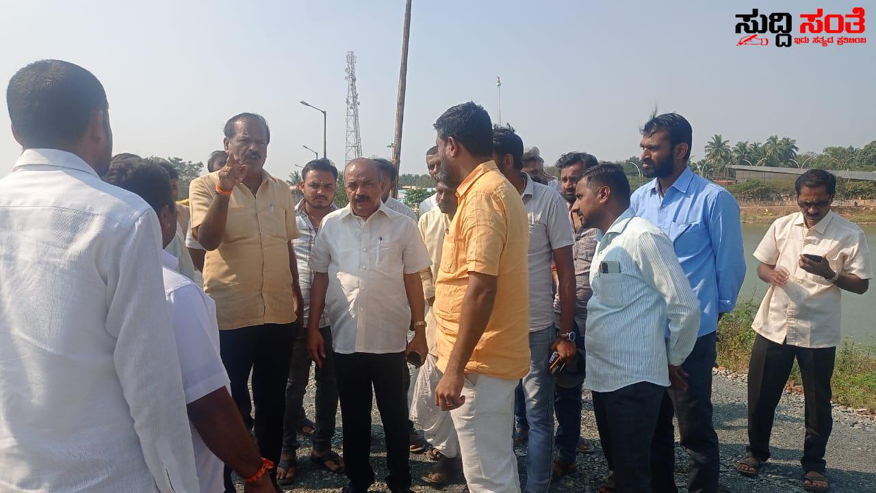 ಕುಂದಗೋಳದಲ್ಲಿ ಕೆರೆಯಂಗಳ ಕಾಮಗಾರಿ ಪರಿಶೀಲನೆ ಮಾಡಿದ M R ಪಾಟೀಲ್ – ಎಮ್ ಆರ್ ಪಾಟೀಲ್ ರ ವಿನಂತಿಯ ಮೇರೆಗೆ ನೀಡಿರುವ ಕಾಮಗಾರಿಯನ್ನು ಪರಿಶೀಲನೆ ಮಾಡಿ ಸಾಮಾಜಿಕ ಜವಾಬ್ದಾರಿ ತೋರಿಸಿಕೊಟ್ಟ ನಾಯಕರಿಗೆ ಸಾಥ್ ನೀಡಿದ ಸಾರ್ವಜನಿಕರು ಕುಂದಗೋಳದಲ್ಲಿ ಕೆರೆಯಂಗಳ ಕಾಮಗಾರಿ ಪರಿಶೀಲನೆ ಮಾಡಿದ M R ಪಾಟೀಲ್ – ಎಮ್ ಆರ್ ಪಾಟೀಲ್ ರ ವಿನಂತಿಯ ಮೇರೆಗೆ ನೀಡಿರುವ ಕಾಮಗಾರಿಯನ್ನು ಪರಿಶೀಲನೆ ಮಾಡಿ ಸಾಮಾಜಿಕ ಜವಾಬ್ದಾರಿ ತೋರಿಸಿಕೊಟ್ಟ ನಾಯಕರಿಗೆ ಸಾಥ್ ನೀಡಿದ ಸಾರ್ವಜನಿಕರು