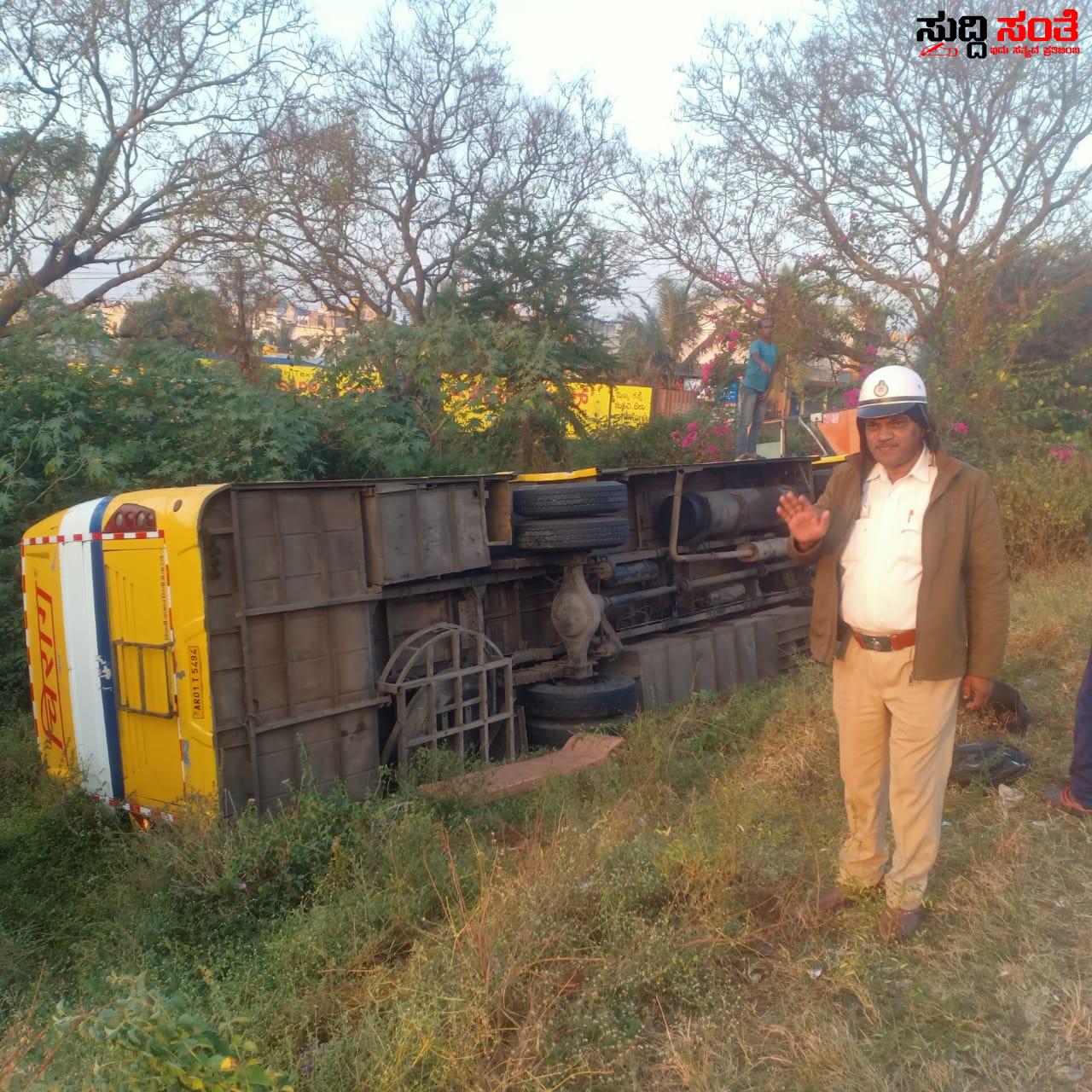 ಹುಬ್ಬಳ್ಳಿಯಲ್ಲಿ ಬ್ರಿಡ್ಜ್ ಮೇಲಿಂದ ಉರುಳಿಬಿದ್ದ ಬಸ್ – ತಪ್ಪಿತು ದೊಡ್ಡದೊಂದು ದುರಂತ ನಾಲ್ವರಿಗೆ ಗಂಭೀರ ಗಾಯ ಸ್ಥಳಕ್ಕೆ ಸಂಚಾರಿ ಪೊಲೀಸರು ಹುಬ್ಬಳ್ಳಿಯಲ್ಲಿ ಬ್ರಿಡ್ಜ್ ಮೇಲಿಂದ ಉರುಳಿಬಿದ್ದ ಬಸ್ – ತಪ್ಪಿತು ದೊಡ್ಡದೊಂದು ದುರಂತ ನಾಲ್ವರಿಗೆ ಗಂಭೀರ ಗಾಯ ಸ್ಥಳಕ್ಕೆ ಸಂಚಾರಿ ಪೊಲೀಸರು