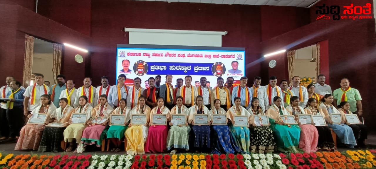 ದಾವಣಗೆರೆಯಲ್ಲಿ ಅರ್ಥಪೂರ್ಣವಾಗಿ ನಡೆಯಿತು ಕನ್ನಡ ರಾಜ್ಯೋತ್ಸವ,ಪ್ರತಿಭಾ ಪುರಸ್ಕಾರ ಕ್ಯಾಲೆಂಡರ್ ಬಿಡುಗಡೆ ಕಾರ್ಯಕ್ರಮ – ಸಡಗರ ಸಂಭ್ರಮದ ಕಾರ್ಯಕ್ರಮಕ್ಕೆ ಸಾಕ್ಷಿಯಾದರು ರಾಜ್ಯಾಧ್ಯಕ್ಷ ಷಡಾಕ್ಷರಿ ಮತ್ತು ಗಣ್ಯರು….. ದಾವಣಗೆರೆಯಲ್ಲಿ ಅರ್ಥಪೂರ್ಣವಾಗಿ ನಡೆಯಿತು ಕನ್ನಡ ರಾಜ್ಯೋತ್ಸವ,ಪ್ರತಿಭಾ ಪುರಸ್ಕಾರ ಕ್ಯಾಲೆಂಡರ್ ಬಿಡುಗಡೆ ಕಾರ್ಯಕ್ರಮ – ಸಡಗರ ಸಂಭ್ರಮದ ಕಾರ್ಯಕ್ರಮಕ್ಕೆ ಸಾಕ್ಷಿಯಾದರು ರಾಜ್ಯಾಧ್ಯಕ್ಷ ಷಡಾಕ್ಷರಿ ಮತ್ತು ಗಣ್ಯರು…..