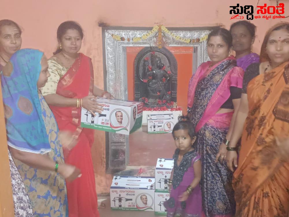 ಕಲಘಟಗಿ ವಿಧಾನ ಸಭಾ ಕ್ಷೇತ್ರದಲ್ಲಿ ಜೋರಾಗಿದೆ ಛಬ್ಬಿ ಅಬ್ಬರ – ಕ್ಷೇತ್ರದಲ್ಲಿ ಬಿಡುವಿಲ್ಲದೇ ಬೆಂಬಲಿಗರು ಆಪ್ತರೊಂದಿಗೆ ಸುತ್ತಾಡುತ್ತಿದ್ದಾರೆ ಛಬ್ಬಿ ದಂಪತಿಗಳು ಊರರು ಸುತ್ತಾಡುತ್ತಾ ವಿತರಣೆ ಮಾಡುತ್ತಿದ್ದಾರೆ ಕುಕ್ಕರ್ ಕಲಘಟಗಿ ವಿಧಾನ ಸಭಾ ಕ್ಷೇತ್ರದಲ್ಲಿ ಜೋರಾಗಿದೆ ಛಬ್ಬಿ ಅಬ್ಬರ – ಕ್ಷೇತ್ರದಲ್ಲಿ ಬಿಡುವಿಲ್ಲದೇ ಬೆಂಬಲಿಗರು ಆಪ್ತರೊಂದಿಗೆ ಸುತ್ತಾಡುತ್ತಿದ್ದಾರೆ ಛಬ್ಬಿ ದಂಪತಿಗಳು ಊರರು ಸುತ್ತಾಡುತ್ತಾ ವಿತರಣೆ ಮಾಡುತ್ತಿದ್ದಾರೆ ಕುಕ್ಕರ್