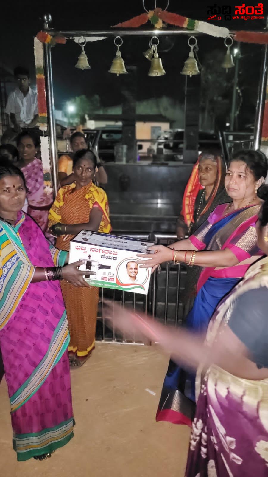 ಕಲಘಟಗಿ ವಿಧಾನ ಸಭಾ ಕ್ಷೇತ್ರದಲ್ಲಿ ದಿನದಿಂದ ದಿನಕ್ಕೆ ಜೋರಾಗುತ್ತಿದೆ ಛಬ್ಬಿ ಅಬ್ಬರ – ಬೆಂಬಲಿಗರು ಆಪ್ತರೊಂದಿಗೆ ಸುತ್ತಾಡುತ್ತಿದ್ದಾರೆ ಛಬ್ಬಿ ದಂಪತಿಗಳು ಹೋದಲ್ಲೇಲ್ಲ ಕಂಡು ಬರುತ್ತಿದೆ ಛಬ್ಬಿ ಪರ ಒಲವು ಕಲಘಟಗಿ ವಿಧಾನ ಸಭಾ ಕ್ಷೇತ್ರದಲ್ಲಿ ದಿನದಿಂದ ದಿನಕ್ಕೆ ಜೋರಾಗುತ್ತಿದೆ ಛಬ್ಬಿ ಅಬ್ಬರ – ಬೆಂಬಲಿಗರು ಆಪ್ತರೊಂದಿಗೆ ಸುತ್ತಾಡುತ್ತಿದ್ದಾರೆ ಛಬ್ಬಿ ದಂಪತಿಗಳು ಹೋದಲ್ಲೇಲ್ಲ ಕಂಡು ಬರುತ್ತಿದೆ ಛಬ್ಬಿ ಪರ ಒಲವು