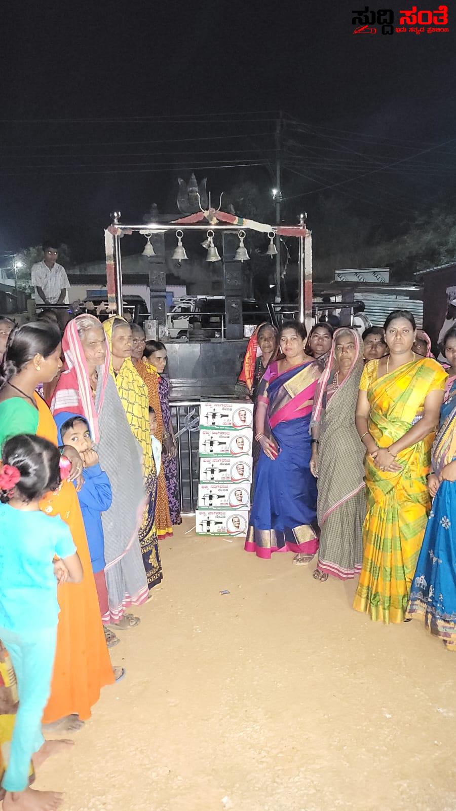 ಕಲಘಟಗಿ ವಿಧಾನ ಸಭಾ ಕ್ಷೇತ್ರದಲ್ಲಿ ಮುಂದುವರಿದ ಛಬ್ಬಿ ದಂಪತಿಗಳ ಅಬ್ಬರದ ಸಂಚಾರ ಕ್ಷೇತ್ರದ ಮನೆ ಮನೆಗೂ ವಿತರಣೆಯಾಗುತ್ತಿವೆ ಕುಕ್ಕರ್ ಬಿಡುವಿಲ್ಲದೇ ಬೆಂಬಲಿಗರು ಆಪ್ತರೊಂದಿಗೆ ಸುತ್ತಾಡುತ್ತಿದ್ದಾರೆ ಛಬ್ಬಿ ದಂಪತಿಗಳು ಕಲಘಟಗಿ ವಿಧಾನ ಸಭಾ ಕ್ಷೇತ್ರದಲ್ಲಿ ಮುಂದುವರಿದ ಛಬ್ಬಿ ದಂಪತಿಗಳ ಅಬ್ಬರದ ಸಂಚಾರ ಕ್ಷೇತ್ರದ ಮನೆ ಮನೆಗೂ ವಿತರಣೆಯಾಗುತ್ತಿವೆ ಕುಕ್ಕರ್ ಬಿಡುವಿಲ್ಲದೇ ಬೆಂಬಲಿಗರು ಆಪ್ತರೊಂದಿಗೆ ಸುತ್ತಾಡುತ್ತಿದ್ದಾರೆ ಛಬ್ಬಿ ದಂಪತಿಗಳು