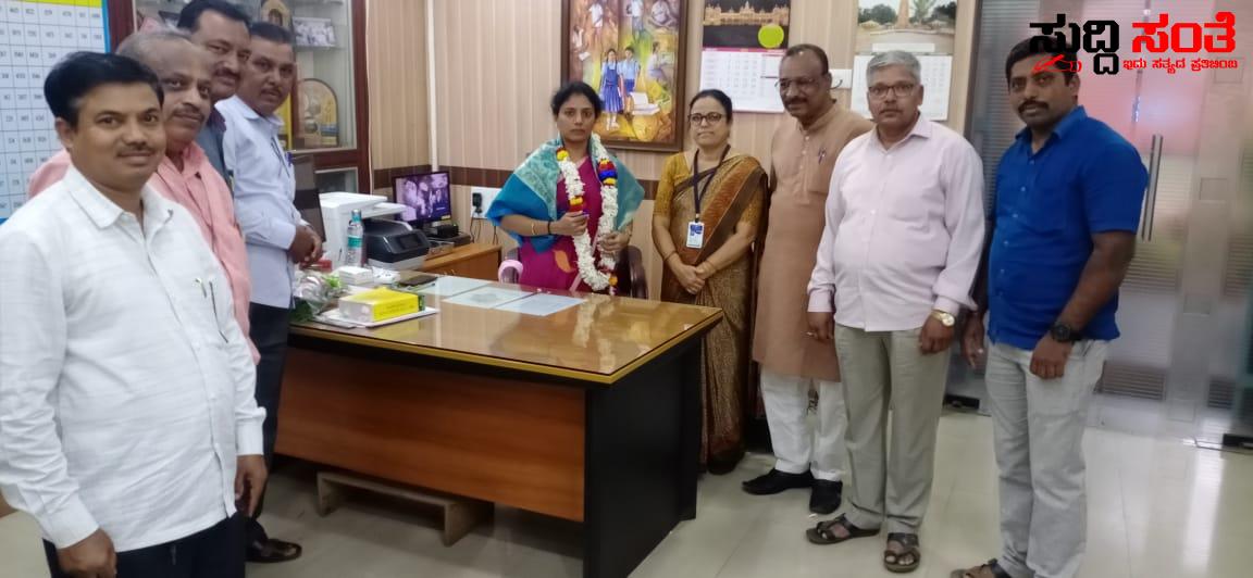 ಶಿಕ್ಷಣ ಇಲಾಖೆಯ ಅಪರ ಆಯುಕ್ತರಿಗೆ ರಾಜ್ಯ ಸರ್ಕಾರಿ ಪ್ರಾಥಮಿಕ ಶಾಲಾ ಶಿಕ್ಷಕರ ಸಂಘದ ಸ್ವಾಗತ – ಗುರು ತಿಗಡಿ ನೇತೃತ್ವದಲ್ಲಿ ಸ್ವಾಗತ ಕೋರಿ ಸನ್ಮಾನಿಸಿದ ಟೀಮ್ ಶಿಕ್ಷಣ ಇಲಾಖೆಯ ಅಪರ ಆಯುಕ್ತರಿಗೆ ರಾಜ್ಯ ಸರ್ಕಾರಿ ಪ್ರಾಥಮಿಕ ಶಾಲಾ ಶಿಕ್ಷಕರ ಸಂಘದ ಸ್ವಾಗತ – ಗುರು ತಿಗಡಿ ನೇತೃತ್ವದಲ್ಲಿ ಸ್ವಾಗತ ಕೋರಿ ಸನ್ಮಾನಿಸಿದ ಟೀಮ್