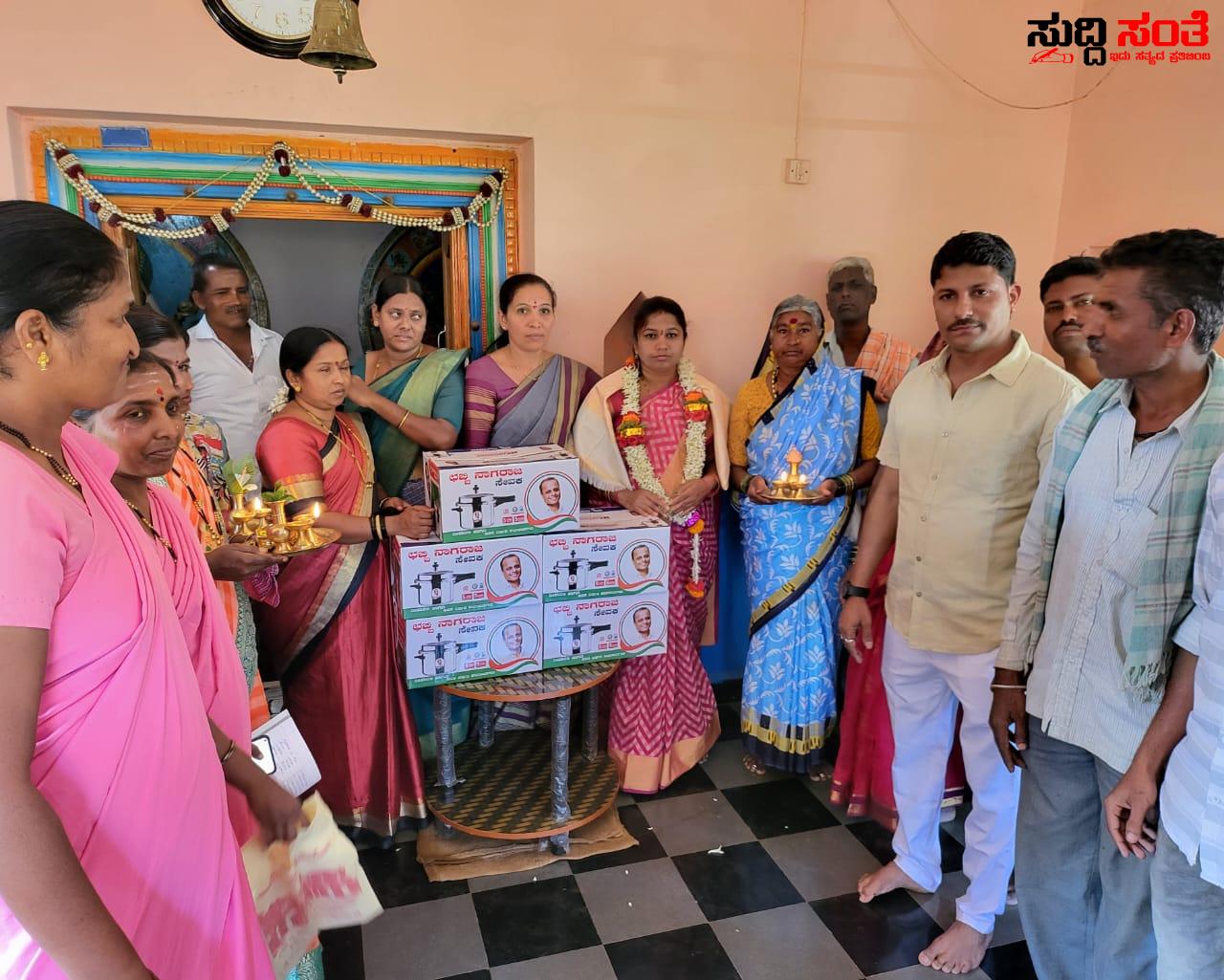 ಕಲಘಟಗಿ ಕ್ಷೇತ್ರದಲ್ಲಿ ಮುಂದುವರೆದ ಛಬ್ಬಿ ದಂಪತಿಗಳ ಅಬ್ಬರ ಜೈ ಜೈ ಎನ್ನುತ್ತಿದ್ದಾರೆ ಅರವಟಗಿ,ಜೈಭಾರತ ಕಾಲೋನಿ ಯವರು – ಹೋದಲ್ಲೆಲ್ಲ ಈ ಬಾರಿ ನಿನೇ ರಾಜಕುಮಾರ ಎನ್ನುತ್ತಿದ್ದಾರೆ ಜನರು ಕಲಘಟಗಿ ಕ್ಷೇತ್ರದಲ್ಲಿ ಮುಂದುವರೆದ ಛಬ್ಬಿ ದಂಪತಿಗಳ ಅಬ್ಬರ ಜೈ ಜೈ ಎನ್ನುತ್ತಿದ್ದಾರೆ ಅರವಟಗಿ,ಜೈಭಾರತ ಕಾಲೋನಿ ಯವರು – ಹೋದಲ್ಲೆಲ್ಲ ಈ ಬಾರಿ ನಿನೇ ರಾಜಕುಮಾರ ಎನ್ನುತ್ತಿದ್ದಾರೆ ಜನರು