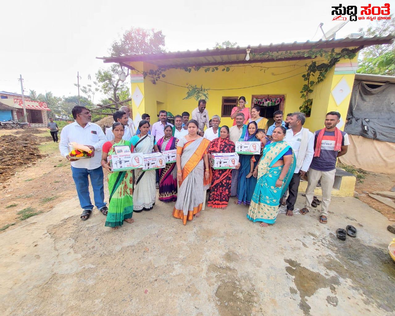 ಕಲಘಟಗಿ ಕ್ಷೇತ್ರದಲ್ಲಿ ಮುಂದುವರೆದ ಛಬ್ಬಿ ಟೀಮ್ ನಿಂದ ಕುಕ್ಕರ್ ವಿತರಣೆ – ಕಾಲಿಗೆ ಚಕ್ರ ಕಟ್ಟಿಕೊಂಡು ಊರುರು ತಿರುಗಾಡುತ್ತಿದ್ದಾರೆ ಶ್ರೀಮತಿ ಜ್ಯೋತಿ ನಾಗರಾಜ ಛಬ್ಬಿ ಕಲಘಟಗಿ ಕ್ಷೇತ್ರದಲ್ಲಿ ಮುಂದುವರೆದ ಛಬ್ಬಿ ಟೀಮ್ ನಿಂದ ಕುಕ್ಕರ್ ವಿತರಣೆ – ಕಾಲಿಗೆ ಚಕ್ರ ಕಟ್ಟಿಕೊಂಡು ಊರುರು ತಿರುಗಾಡುತ್ತಿದ್ದಾರೆ ಶ್ರೀಮತಿ ಜ್ಯೋತಿ ನಾಗರಾಜ ಛಬ್ಬಿ