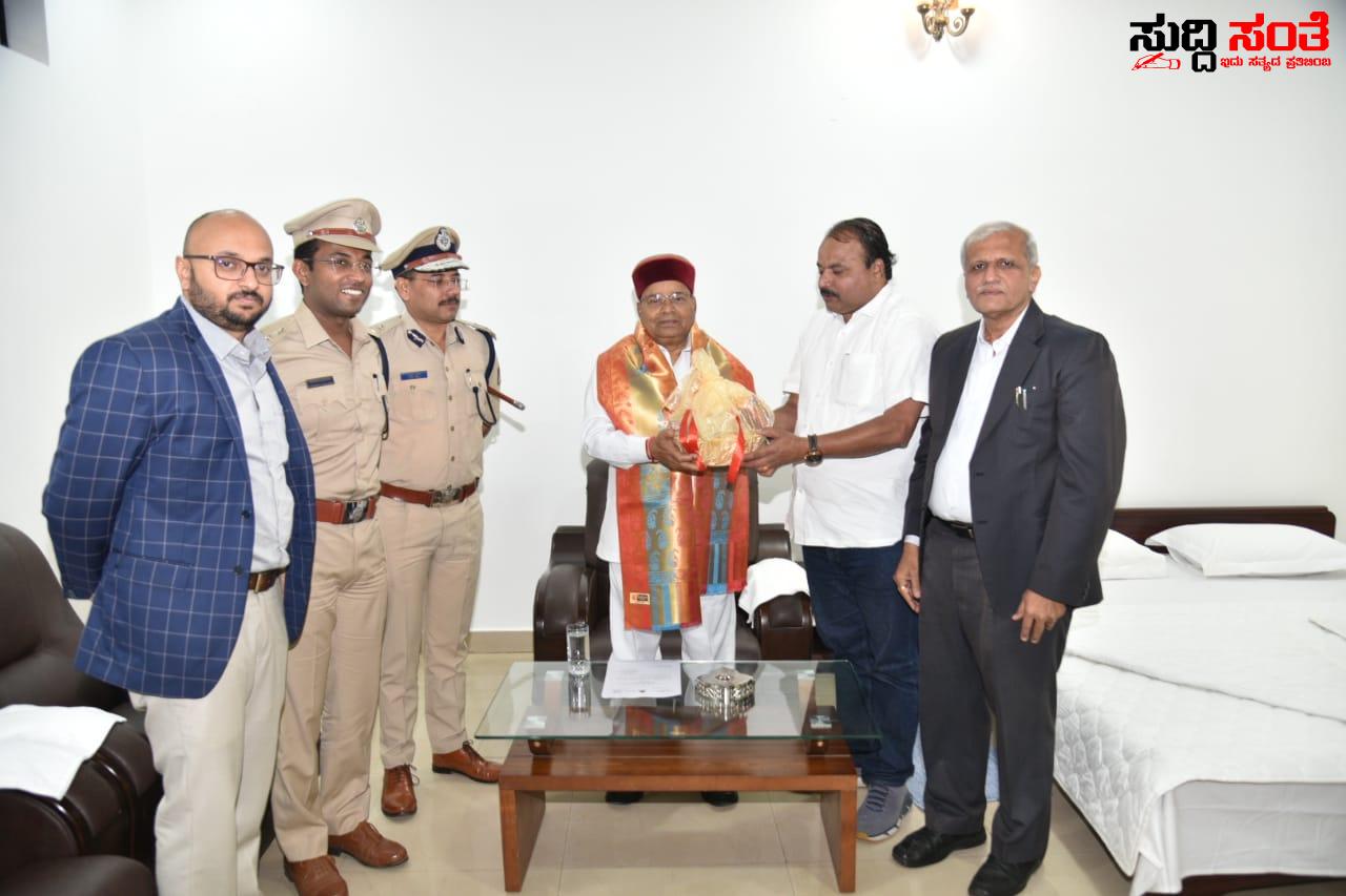 ರಾಜ್ಯಪಾಲರನ್ನು ಸ್ವಾಗತಿಸಿದ ಮೇಯರ್ ಈರೇಶ ಅಂಚಟಗೇರಿ ಮತ್ತು ಅಧಿಕಾರಿ ಗಳು ವಿವಿಧ ಕಾರ್ಯಕ್ರಮಗಳಲ್ಲಿ ಪಾಲ್ಗೊಳ್ಳಲು ಧಾರವಾಡ ಗೆ ಆಗಮಿಸಿದ ರಾಜ್ಯಪಾಲ ತಾವರಚಂದ ಗೆಹ್ಲೊಟ ರಾಜ್ಯಪಾಲರನ್ನು ಸ್ವಾಗತಿಸಿದ ಮೇಯರ್ ಈರೇಶ ಅಂಚಟಗೇರಿ ಮತ್ತು ಅಧಿಕಾರಿ ಗಳು ವಿವಿಧ ಕಾರ್ಯಕ್ರಮಗಳಲ್ಲಿ ಪಾಲ್ಗೊಳ್ಳಲು ಧಾರವಾಡ ಗೆ ಆಗಮಿಸಿದ ರಾಜ್ಯಪಾಲ ತಾವರಚಂದ ಗೆಹ್ಲೊಟ